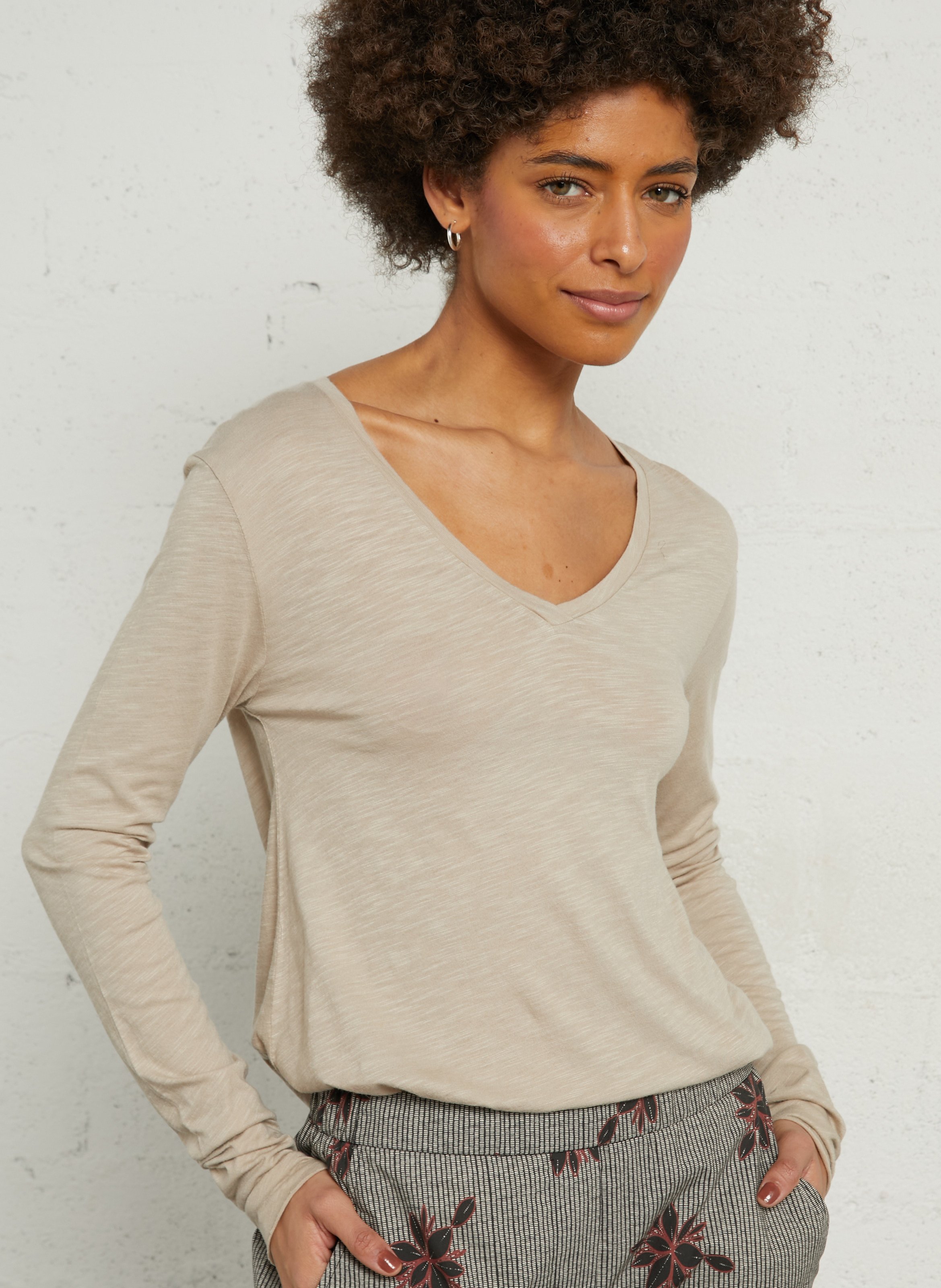 Tee-shirt à col V en coton mélangé AMERICAN VINTAGE Beige