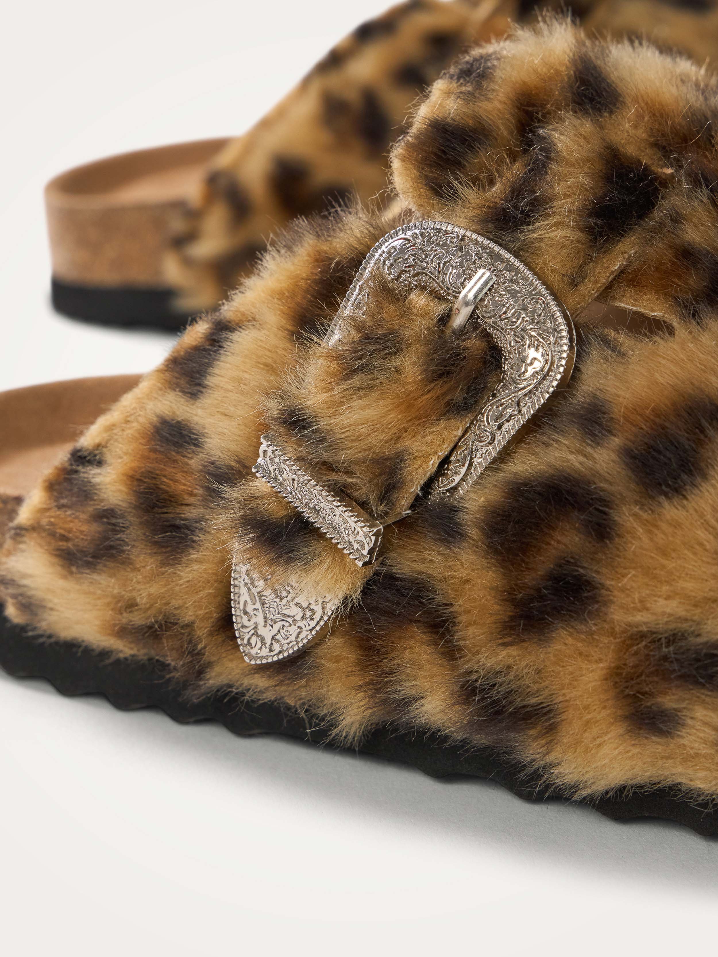 Faux fur clogs Brown