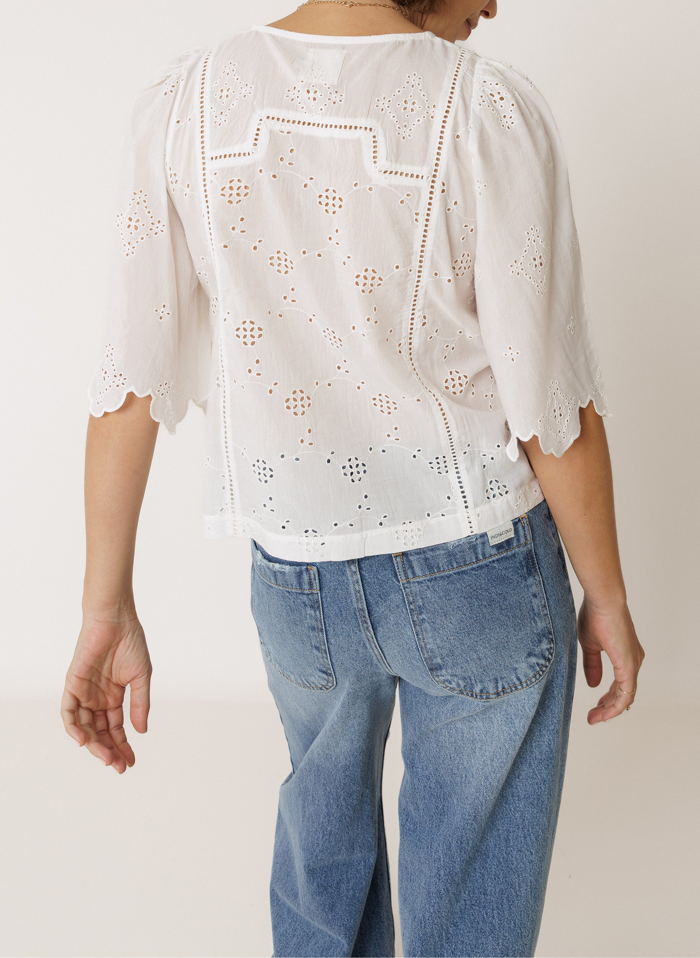 Top boutonné manches courtes à broderies INDI & COLD Blanc