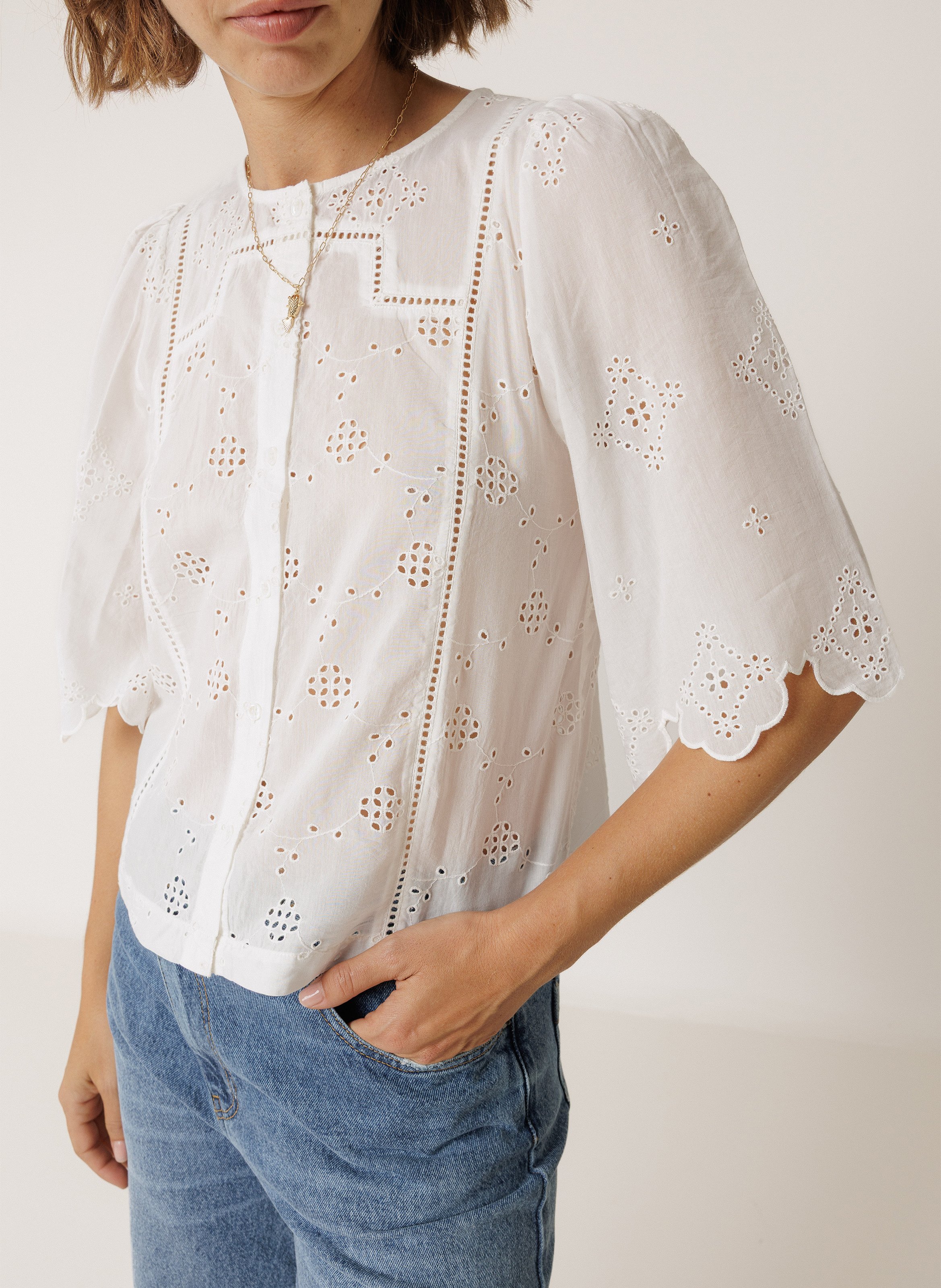 Top boutonné manches courtes à broderies INDI & COLD Blanc