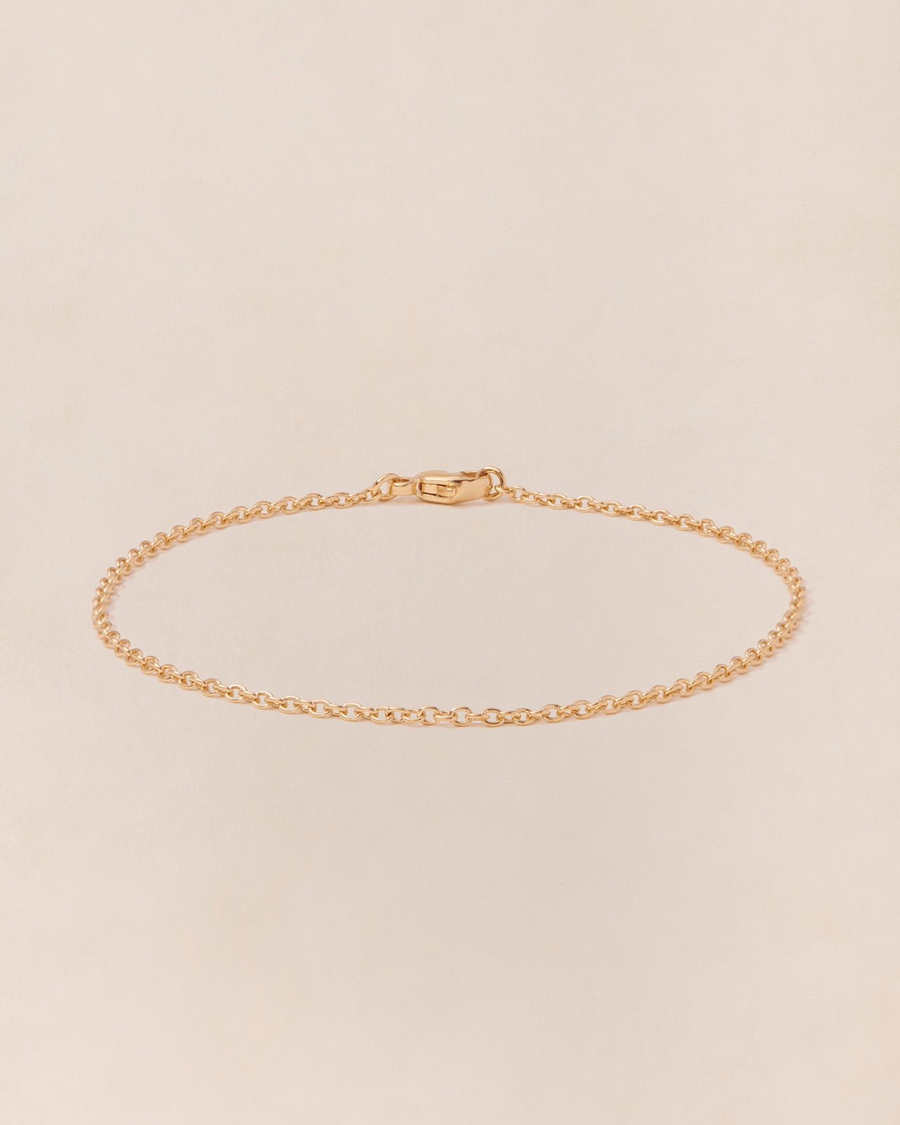 The simple chain bracelet in 24-carat gold-plated finish. EMOI EMOI Golden