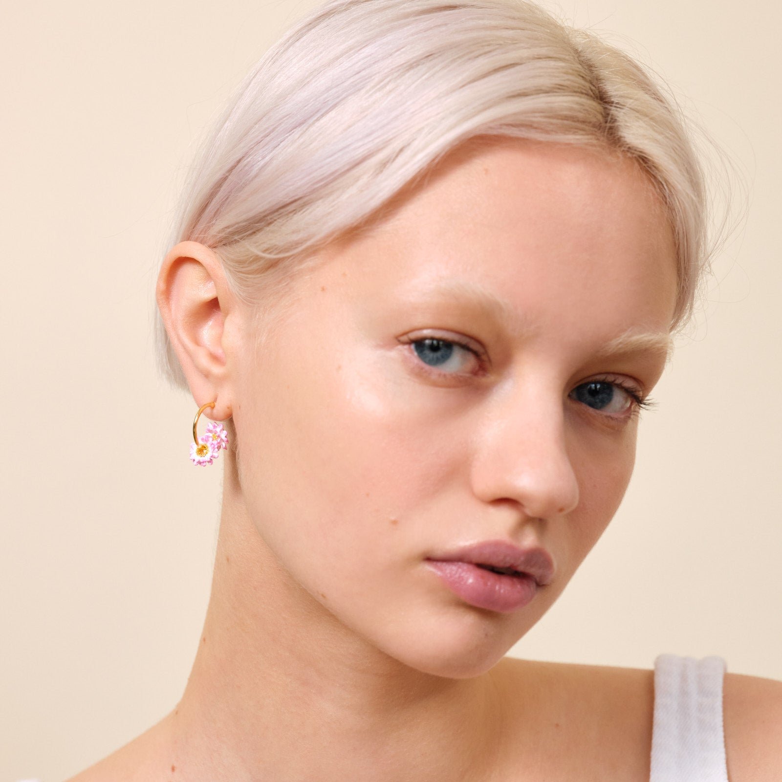 Earrings with hoop stems and daisies LES NEREIDES Pink