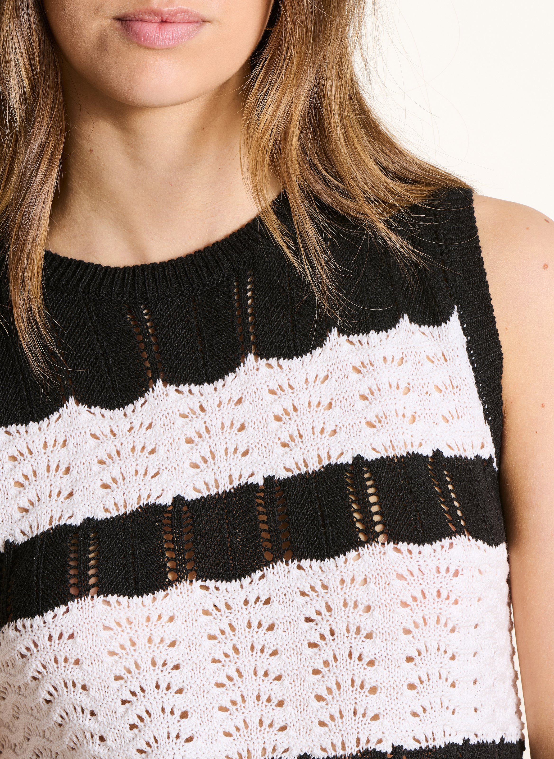 Pull en maille rayée ajourée sans manches LA FEE MARABOUTEE Noir