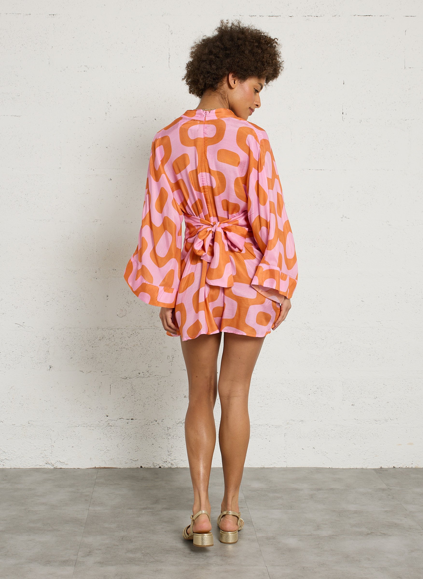 Mono corto estampado con cuello de pico SUNDRESS Multicolor