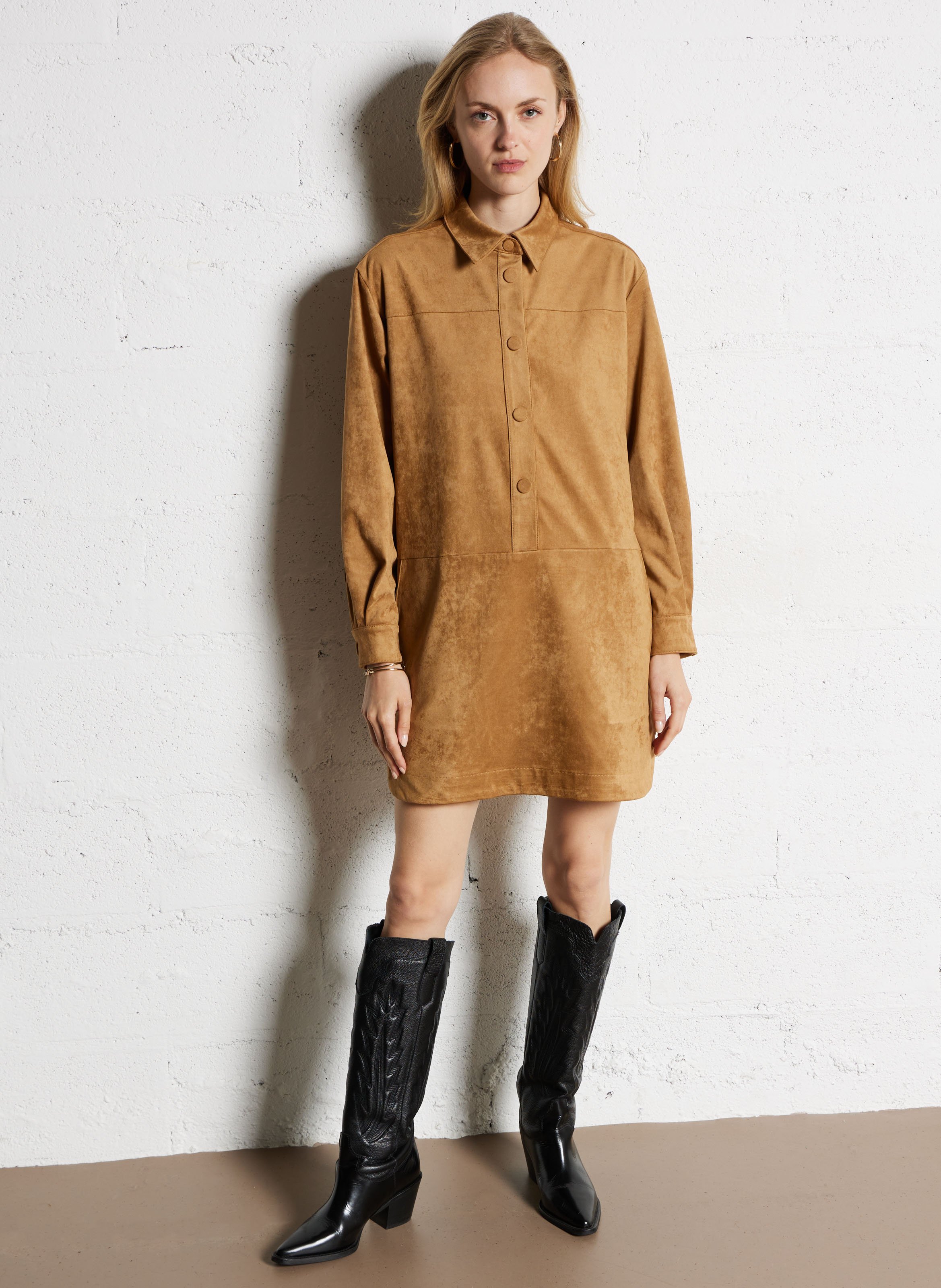 Kurzes Kleid aus Wildlederimitat mit Knopfleiste SUNCOO Beige