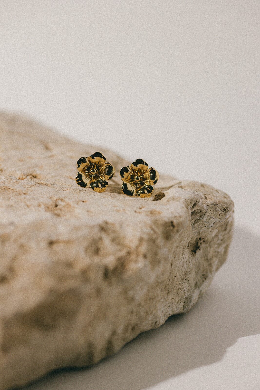 THÉIA - silver-plated flower stud earrings Golden