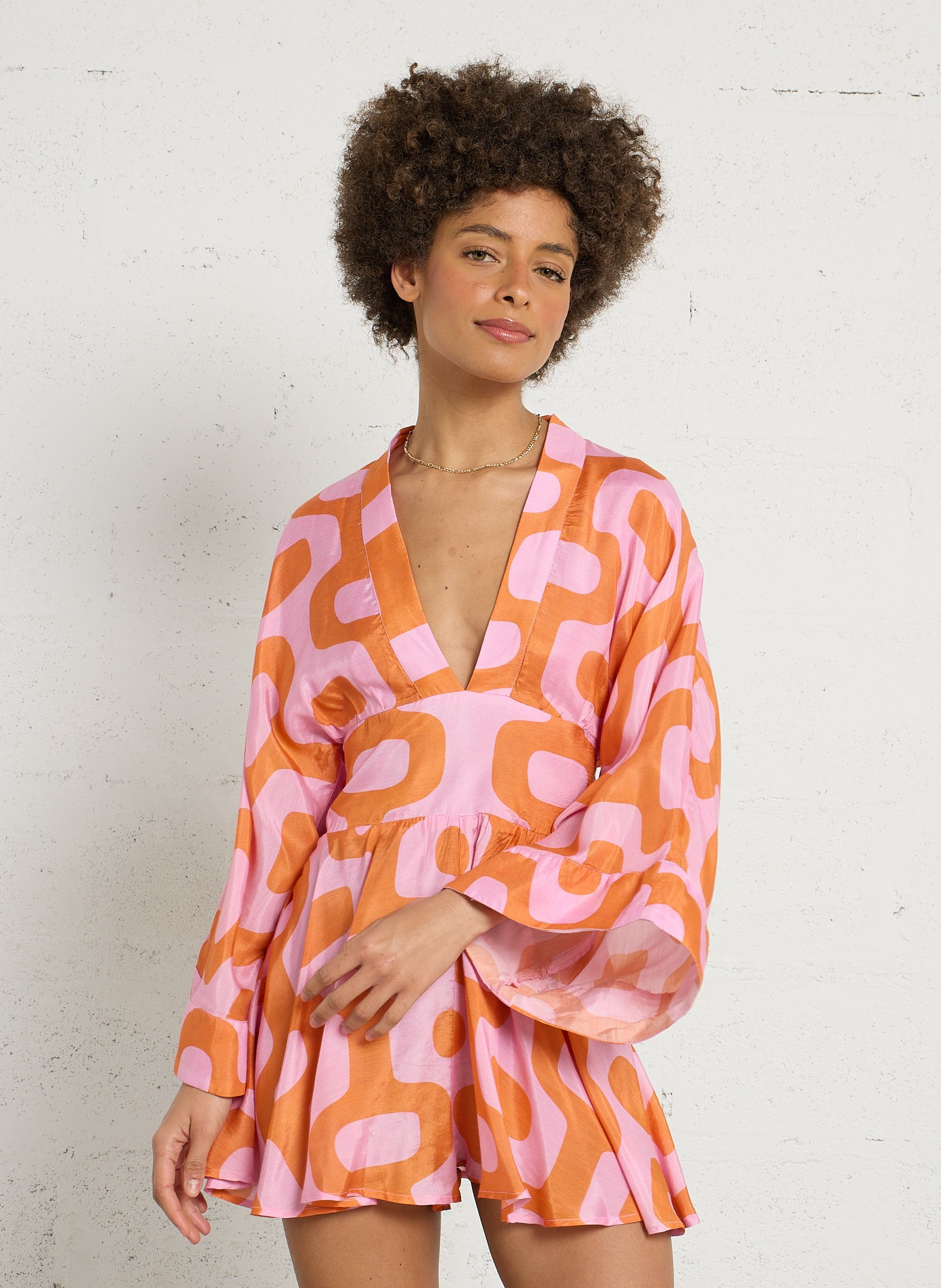 Mono corto estampado con cuello de pico SUNDRESS Multicolor