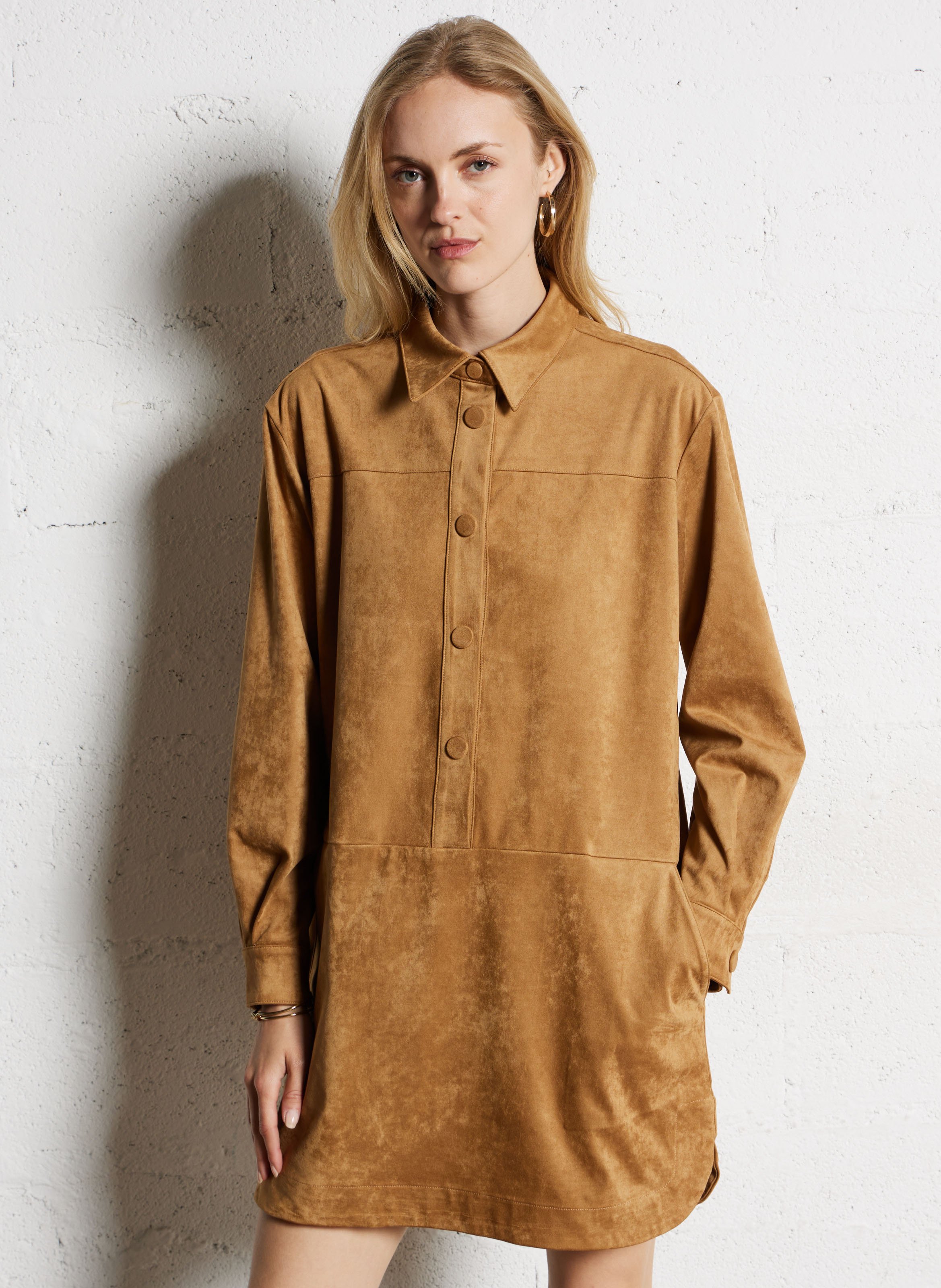 Kurzes Kleid aus Wildlederimitat mit Knopfleiste SUNCOO Beige