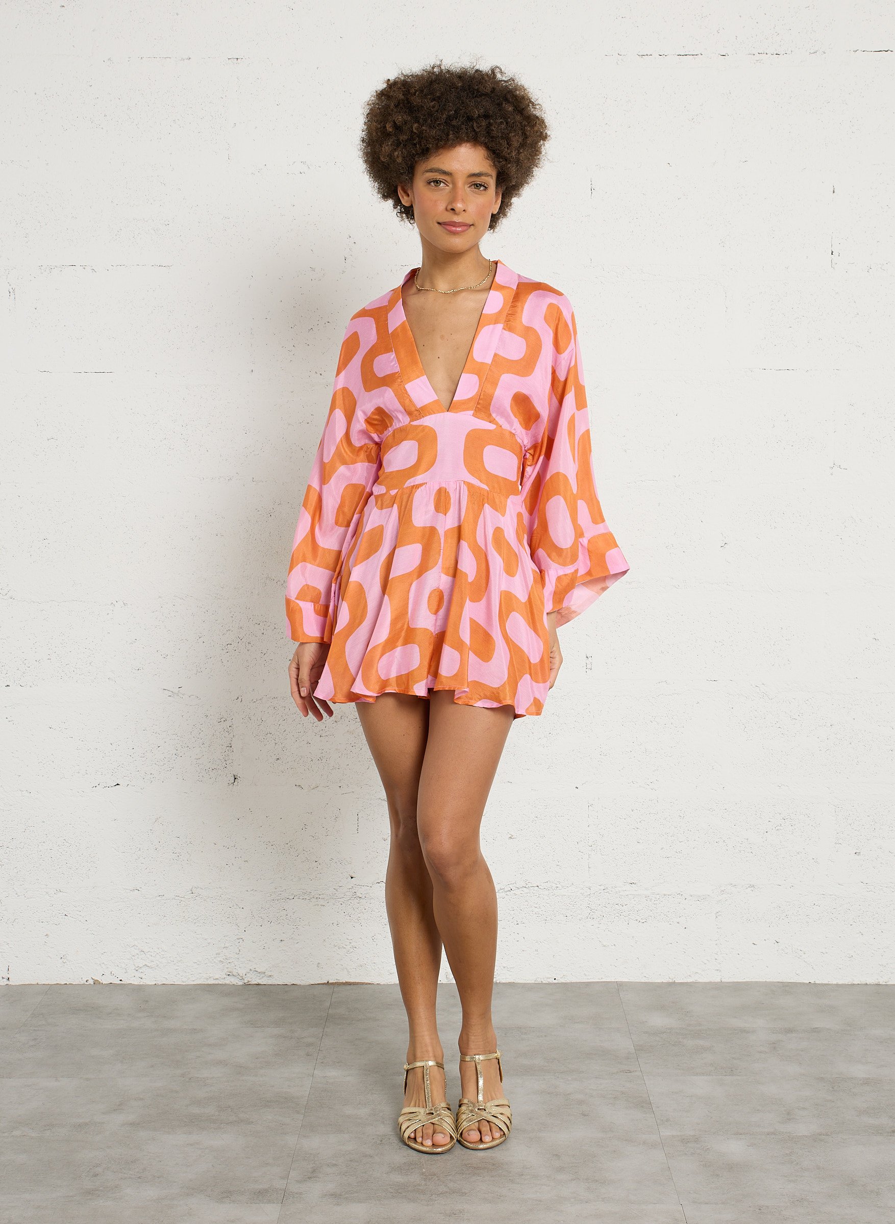 Mono corto estampado con cuello de pico SUNDRESS Multicolor