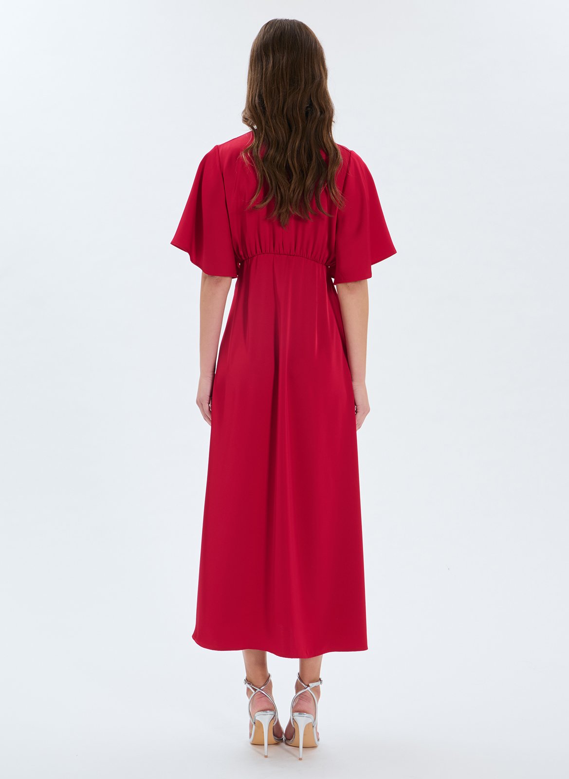 Langes, satiniertes Kleid mit V-Ausschnitt Rot