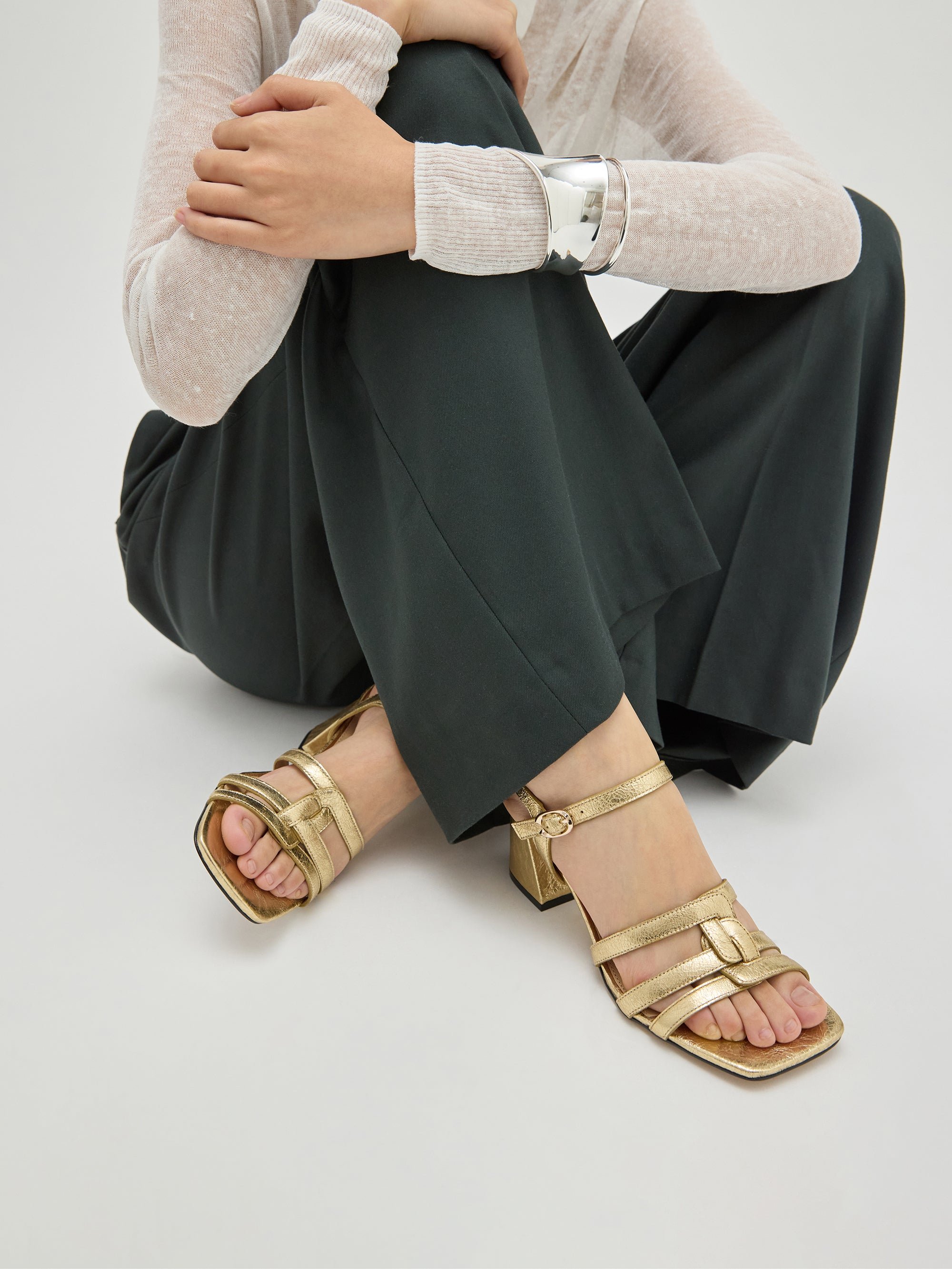 Sandales multibrides en cuir verni effet vieilli à talon VANESSA WU Doré