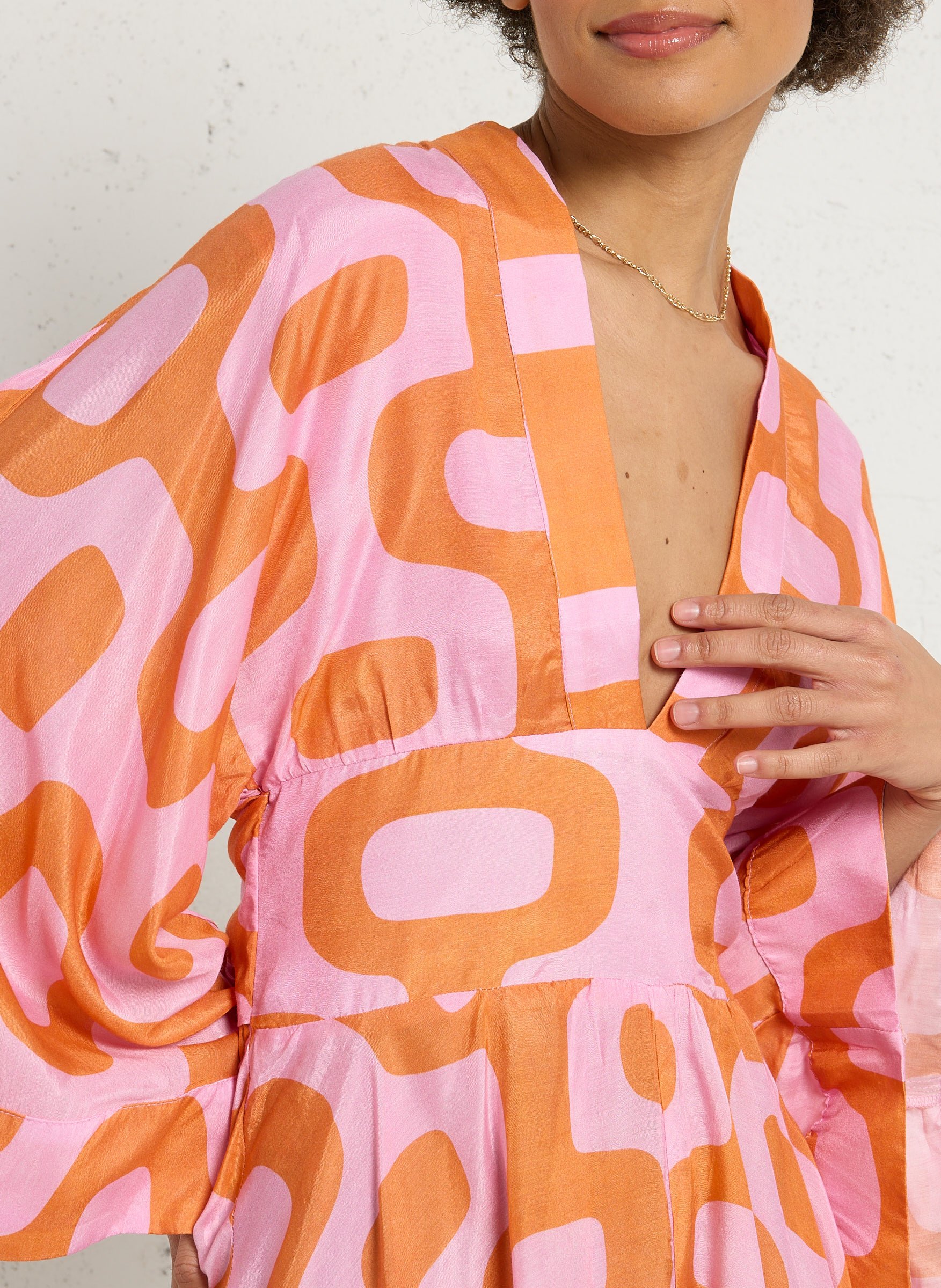 Mono corto estampado con cuello de pico SUNDRESS Multicolor