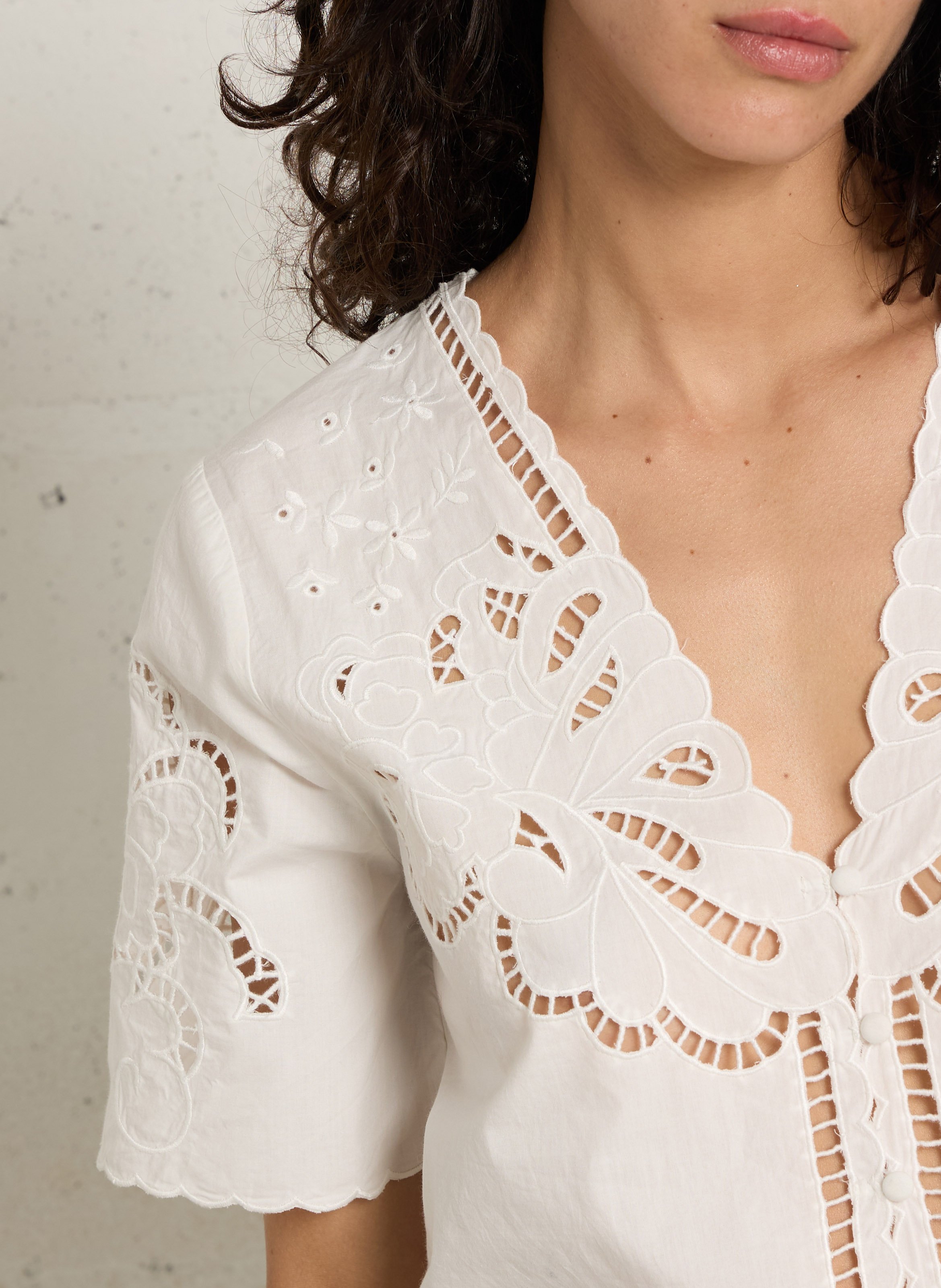 Gerade geschnittenes Top mit V-Ausschnitt und Stickerei aus Baumwolle PETITE MENDIGOTE Beige