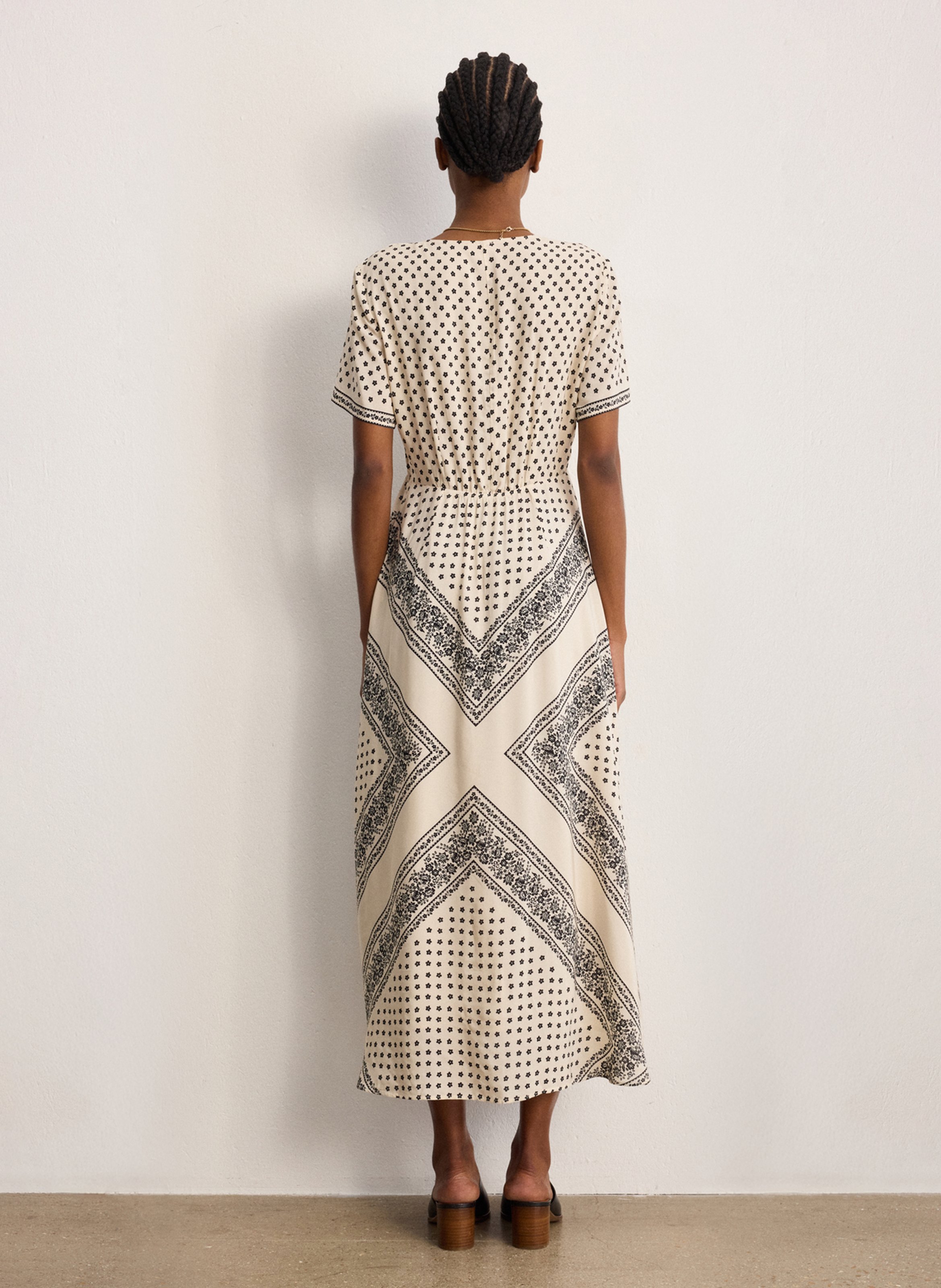 Vestido largo con cuello en V y falda evasé con estampados. PABLO Beige