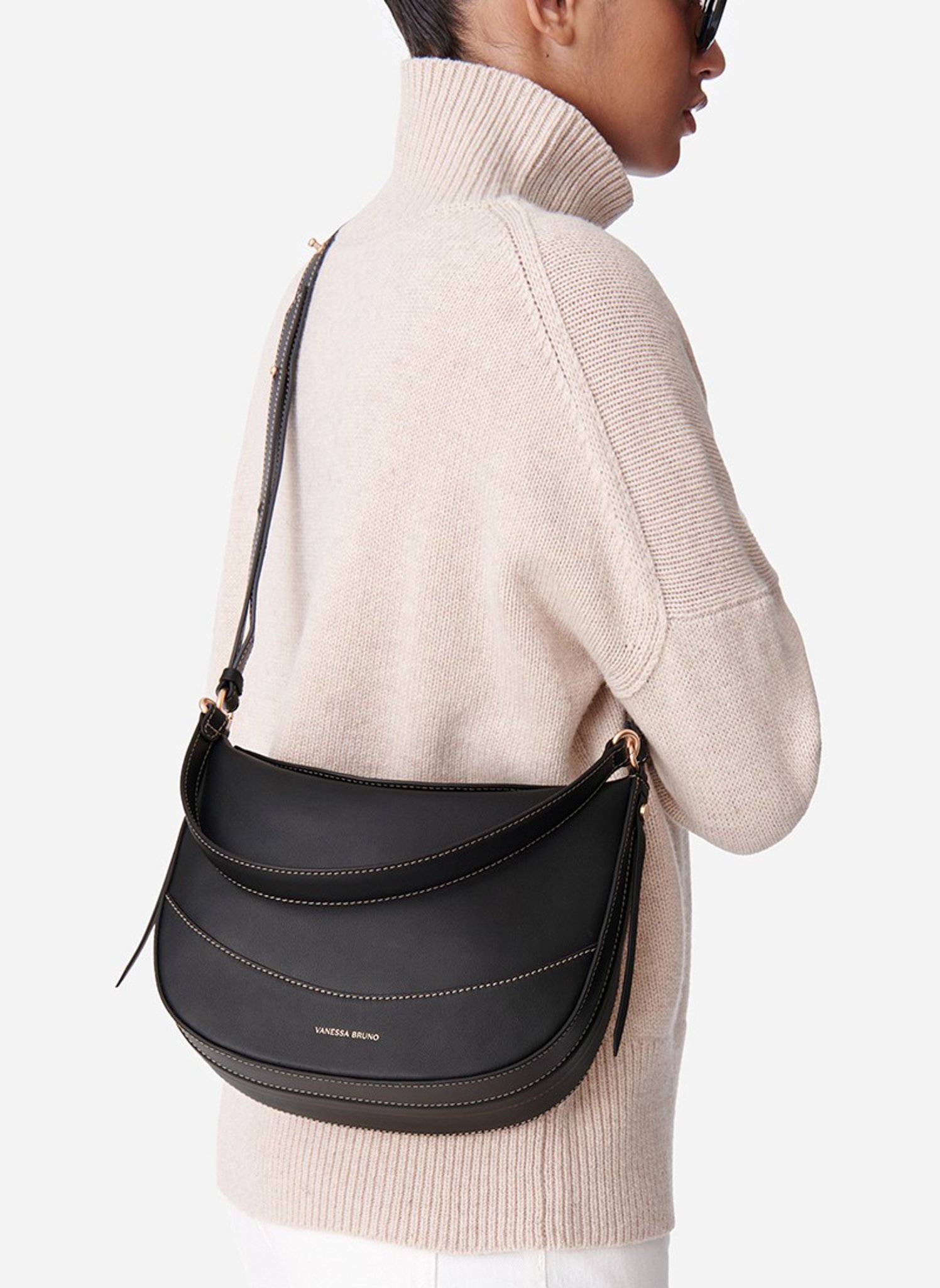 Buideltas van getextureerd leer met veters VANESSA BRUNO Zwart