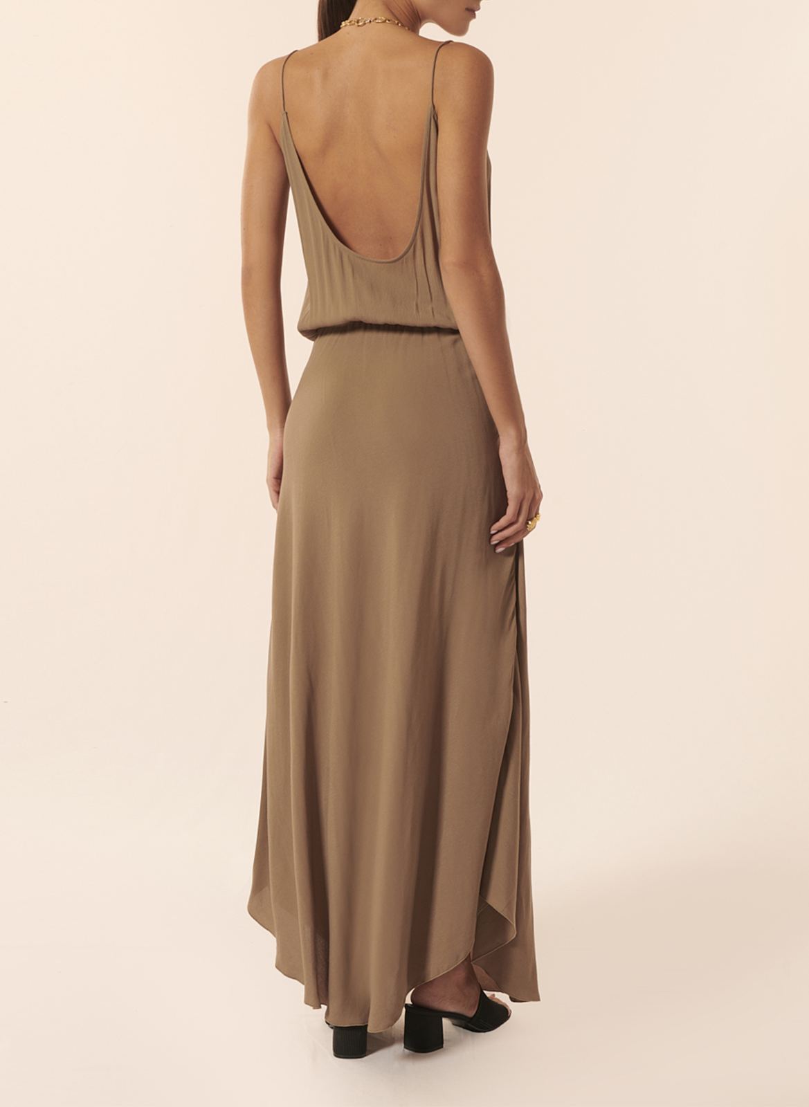 Lange, rechte jurk met ronde hals KARMA KOMA Bruin