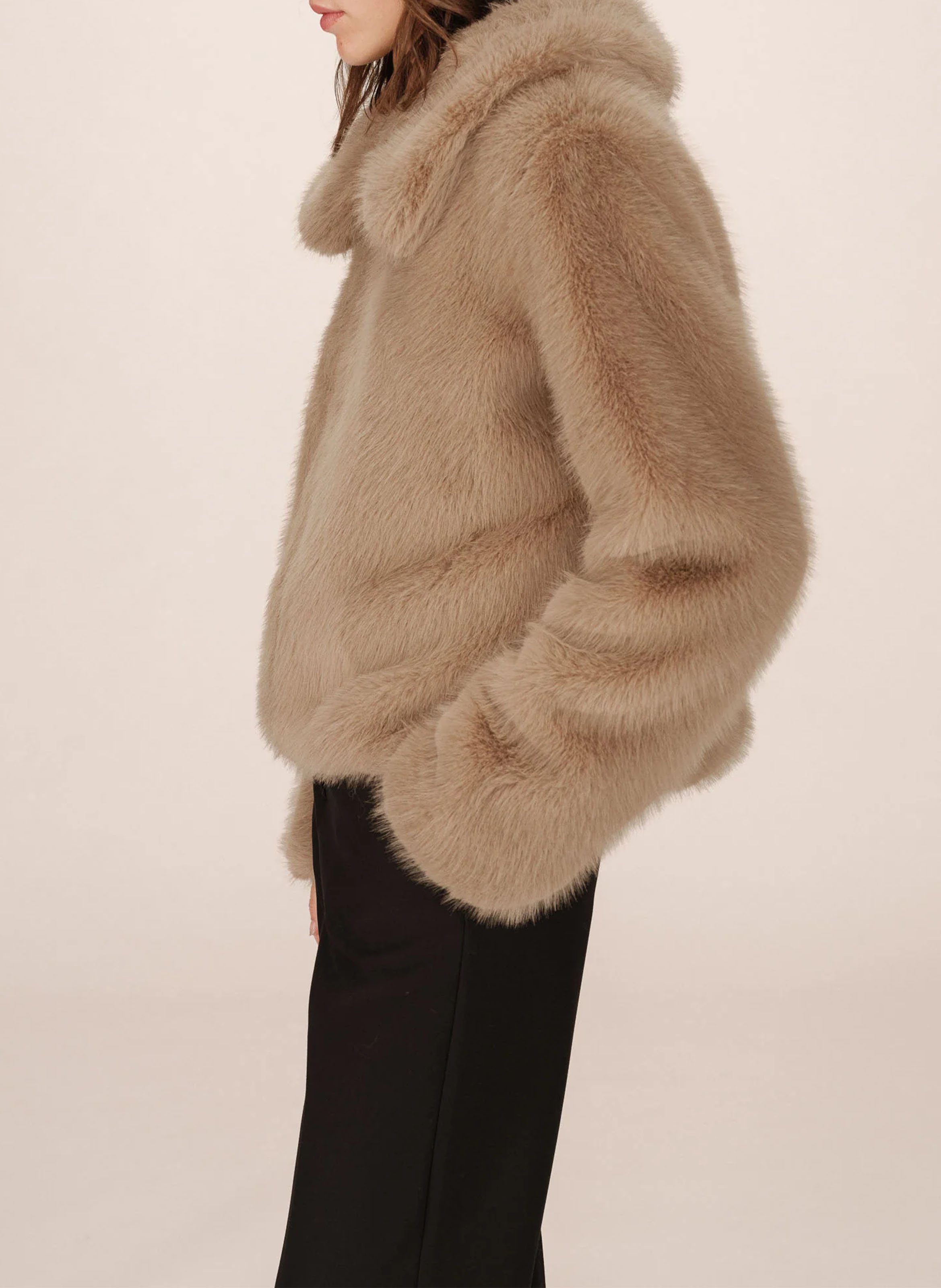 Jas met omgeslagen kraag en faux bonteffect. GRACE ET MILA Beige