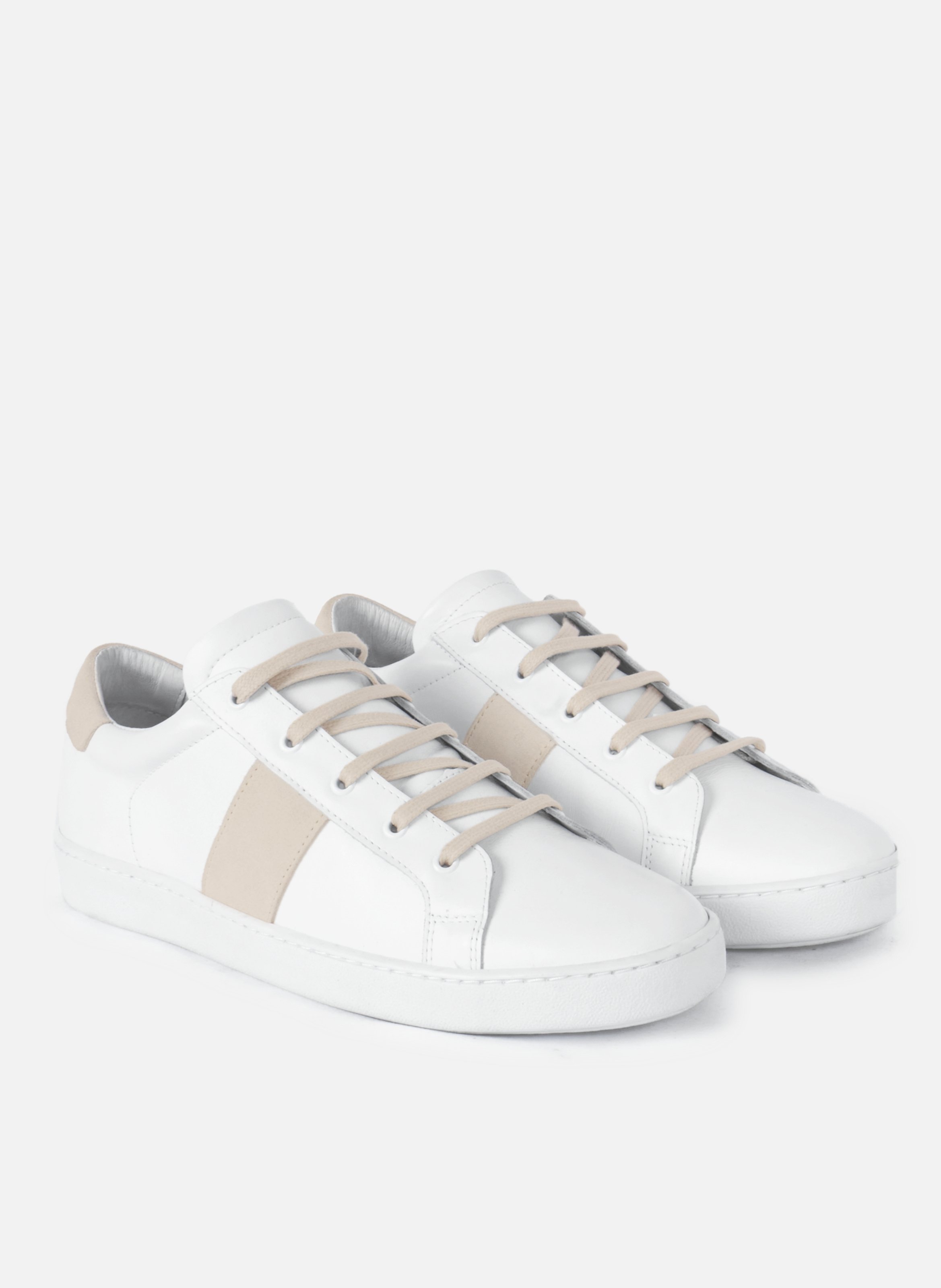 <p>Tennis lace-up in smooth white camel leather</p> JULES & JENN White