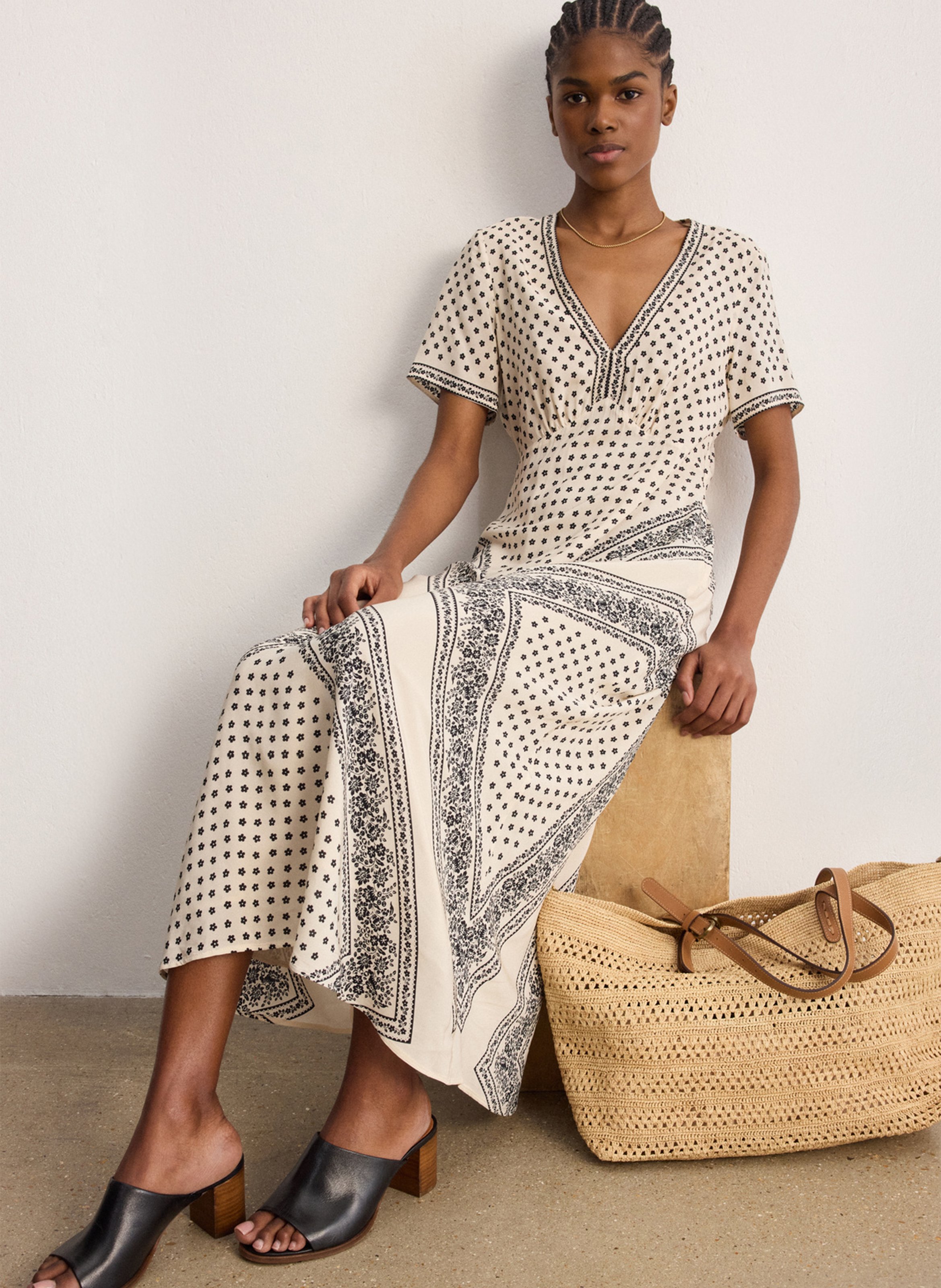 Vestido largo con cuello en V y falda evasé con estampados. PABLO Beige