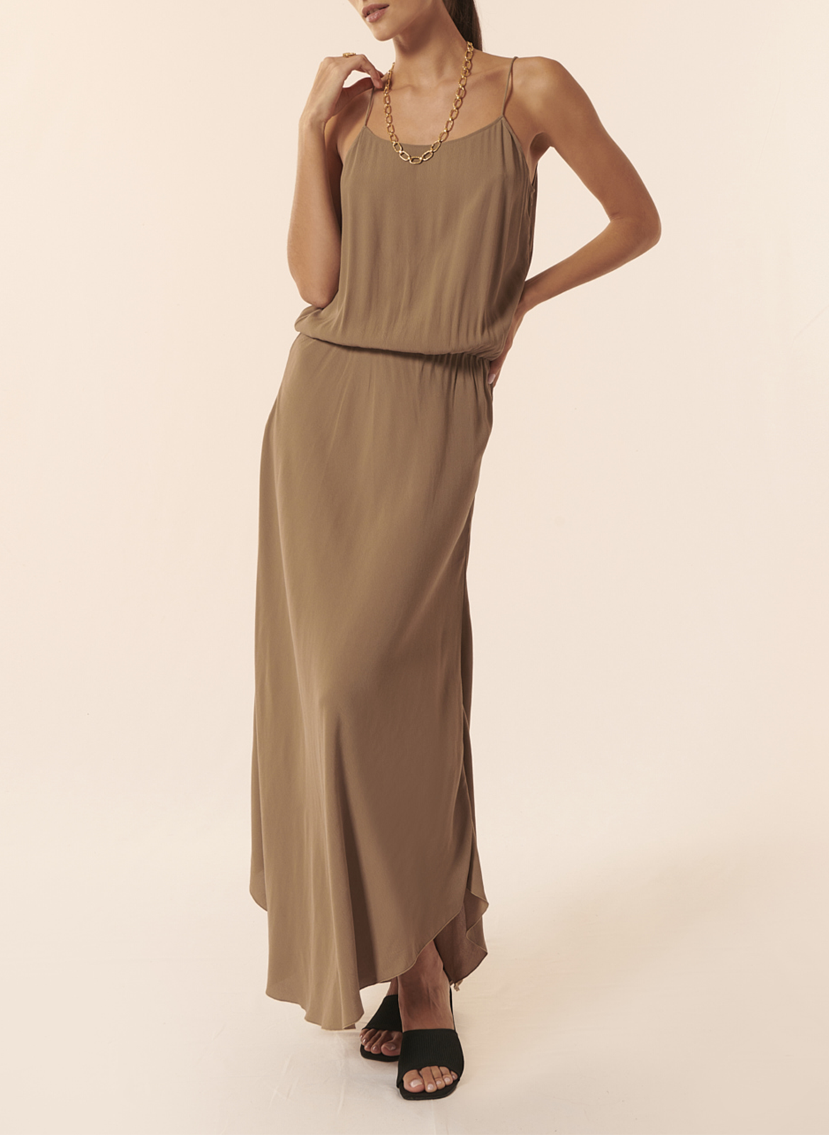Lange, rechte jurk met ronde hals KARMA KOMA Bruin