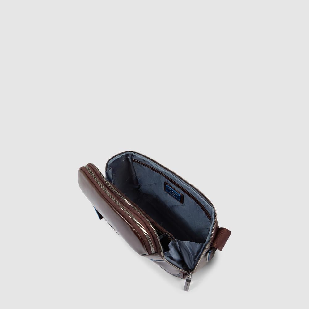 Customizable crossbody bag for iPad® mini with pockets for mouse and airpods and RFID protection. PIQUADRO Brown