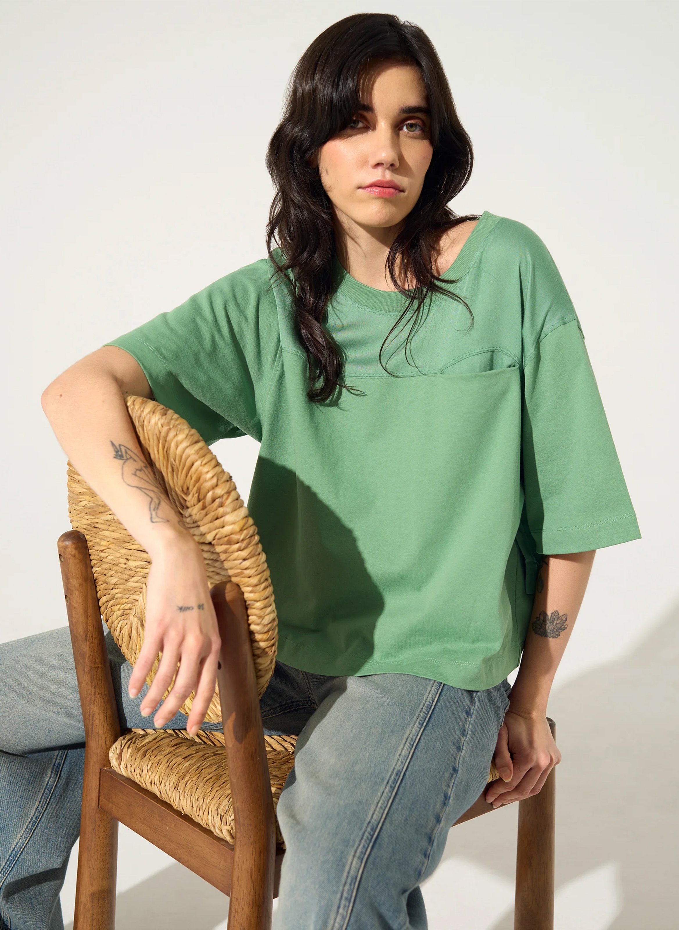 Tee-shirt ample col rond à poche ACOTE Vert