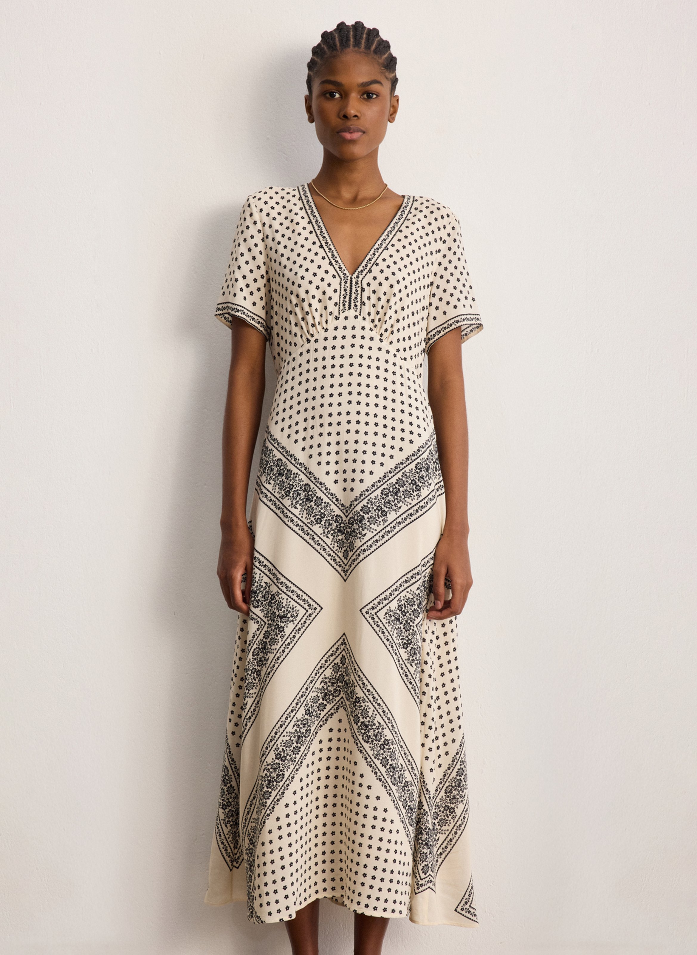 Vestido largo con cuello en V y falda evasé con estampados. PABLO Beige