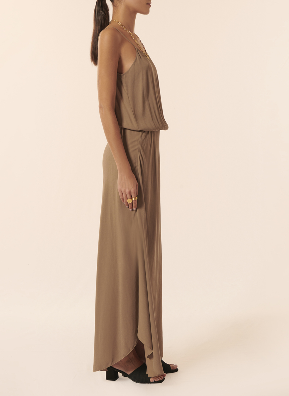 Lange, rechte jurk met ronde hals KARMA KOMA Bruin