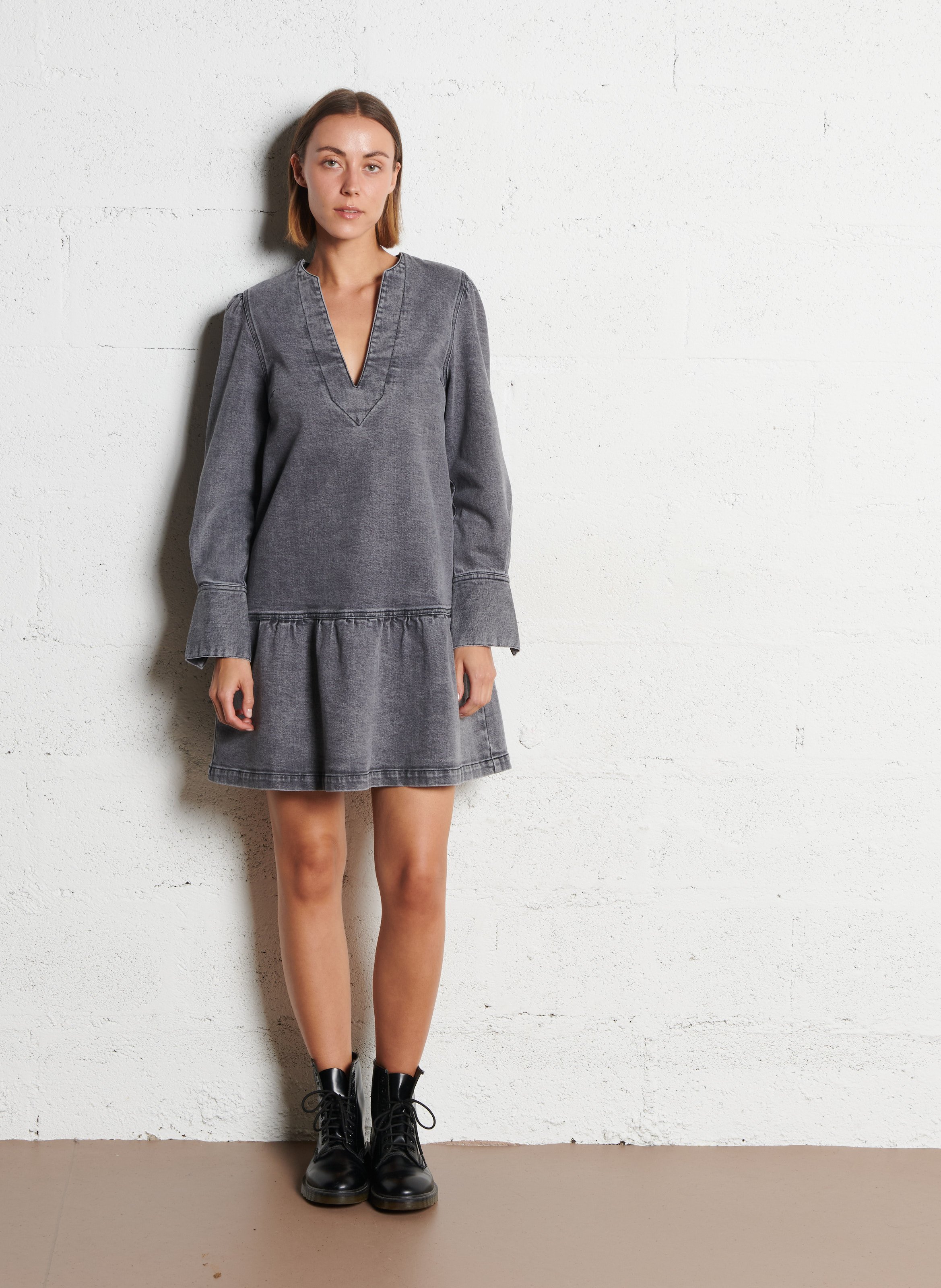 Kurzes Kleid mit Tunika-Kragen aus Jeans IKKS Grau