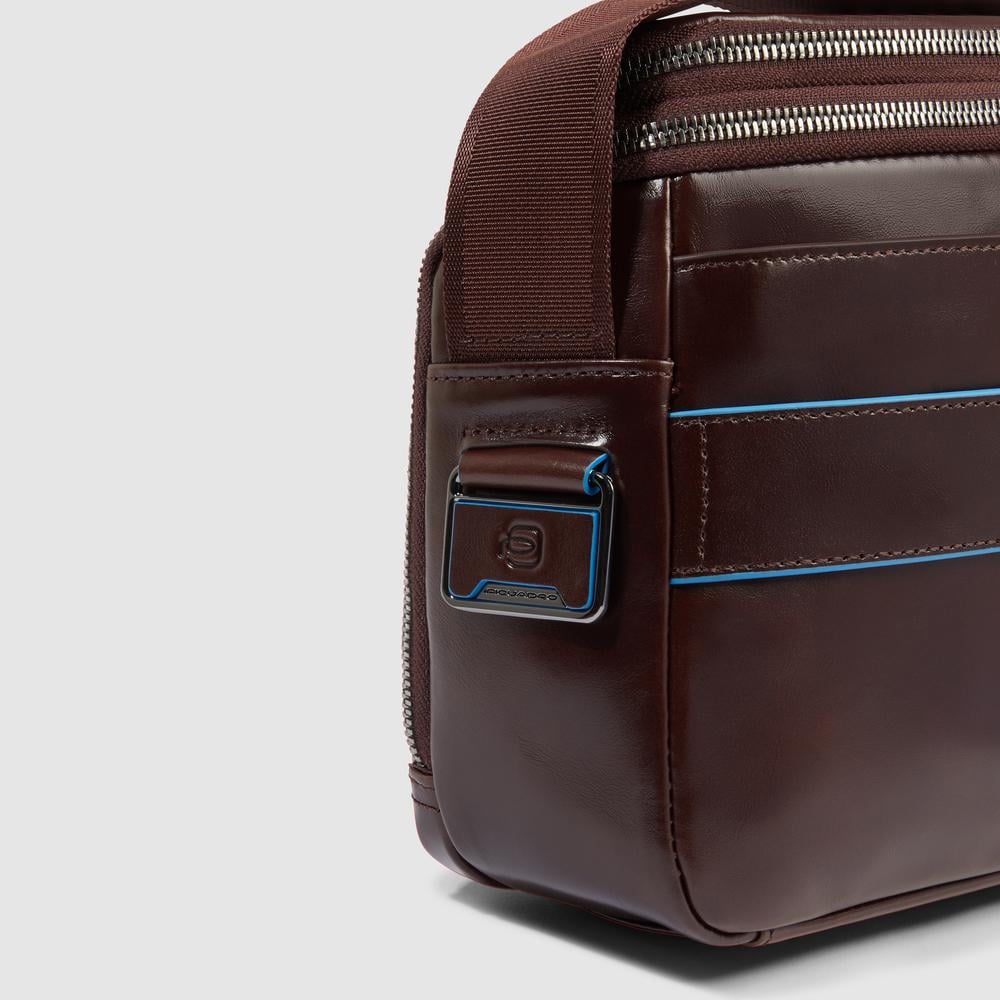 Customizable crossbody bag for iPad® mini with pockets for mouse and airpods and RFID protection. PIQUADRO Brown