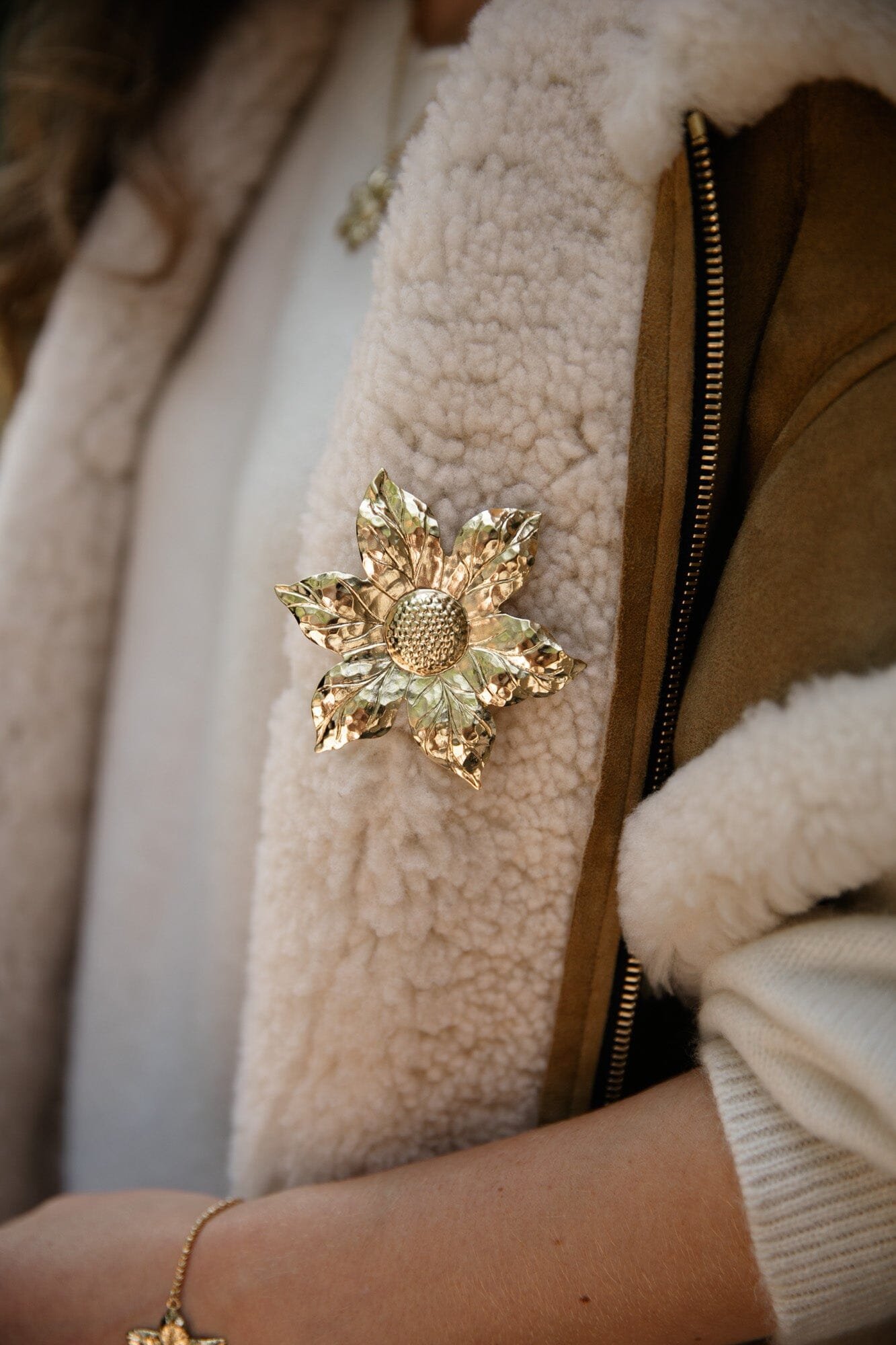 HESPÉRIS - fine gold-plated flower brooch MONSIEUR SIMONE Golden