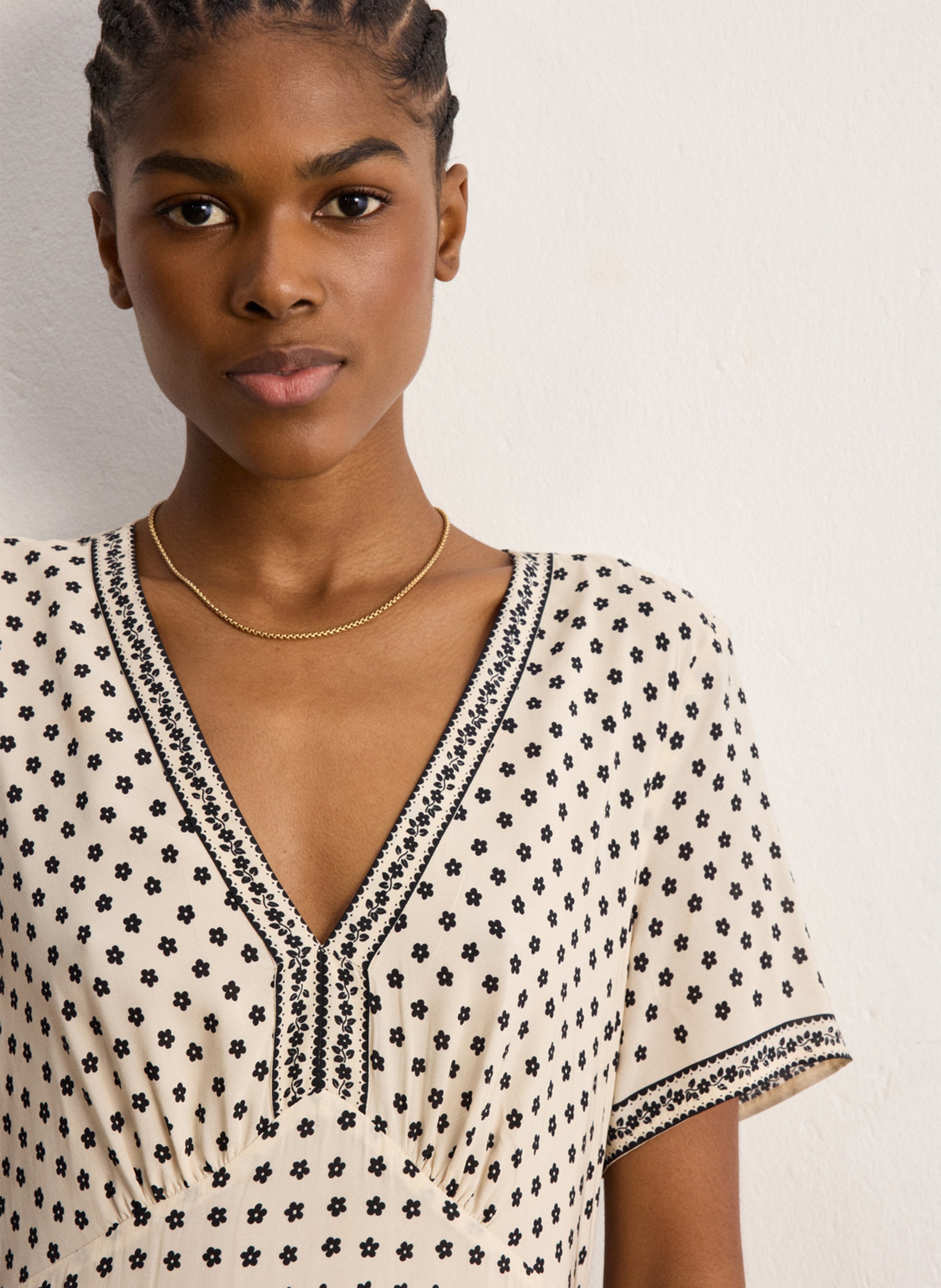 Vestido largo con cuello en V y falda evasé con estampados. PABLO Beige