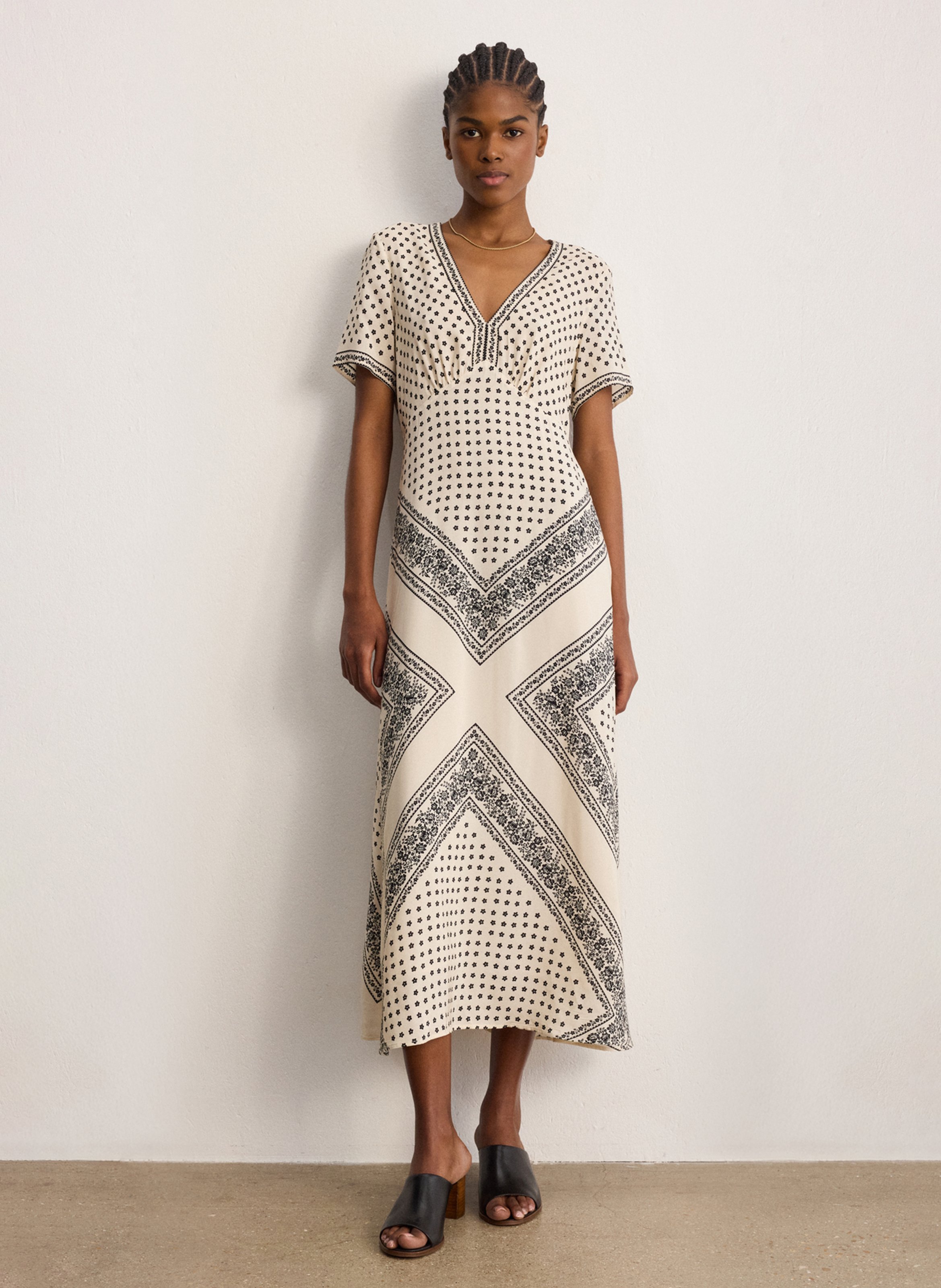 Vestido largo con cuello en V y falda evasé con estampados. PABLO Beige