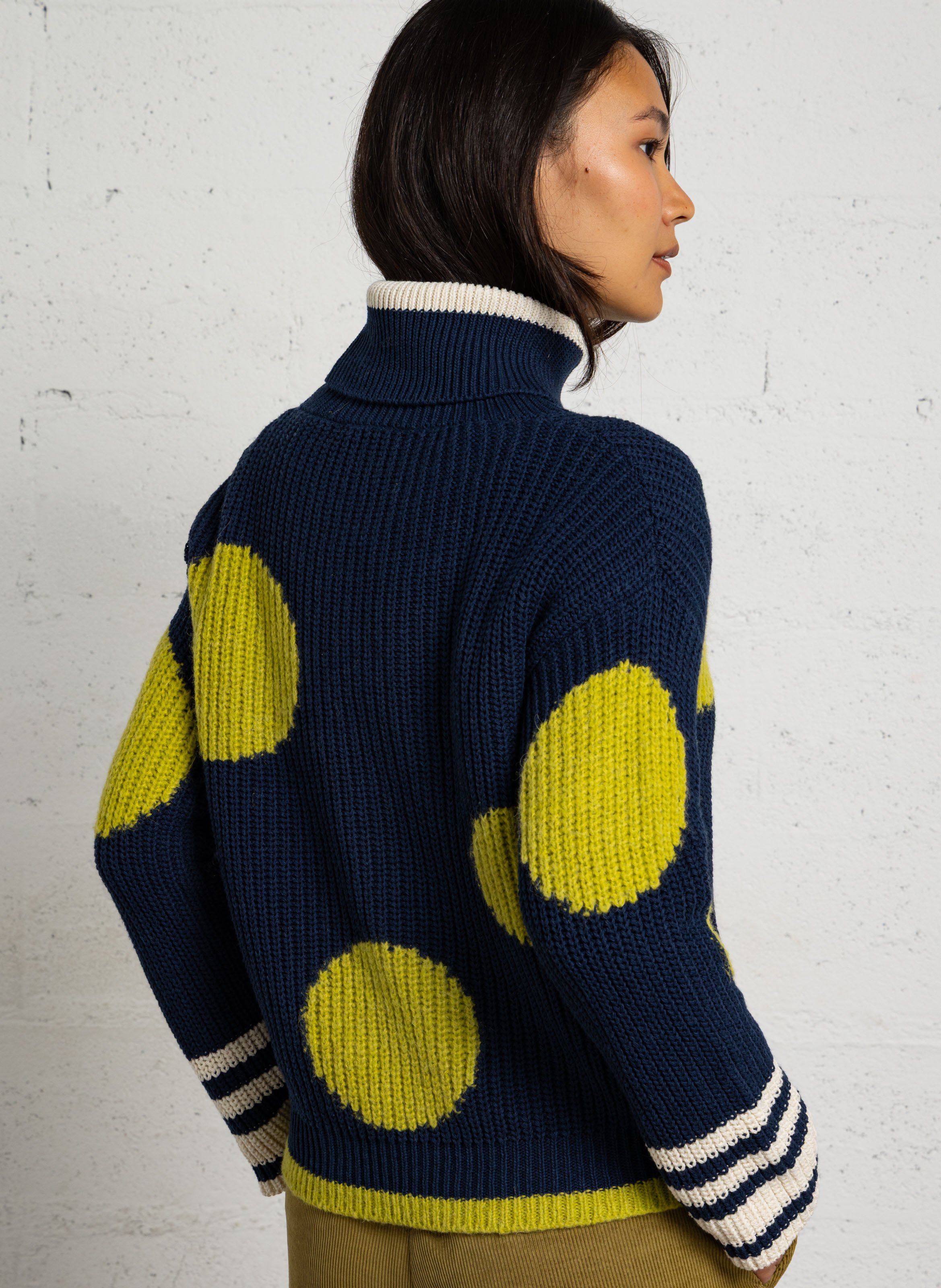 Gerader Rollkragenpullover mit Punkten. DR BLOOM Blau