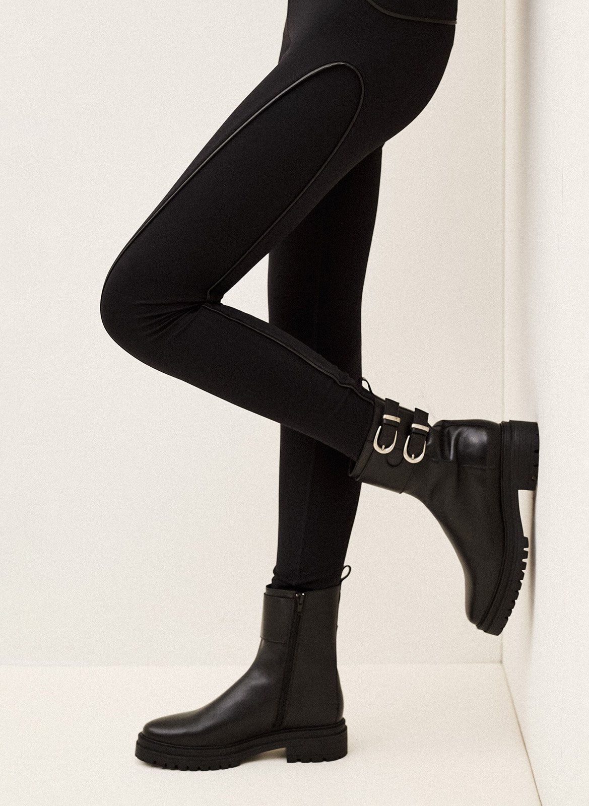 Bottines à boucles en cuir BA&SH Noir