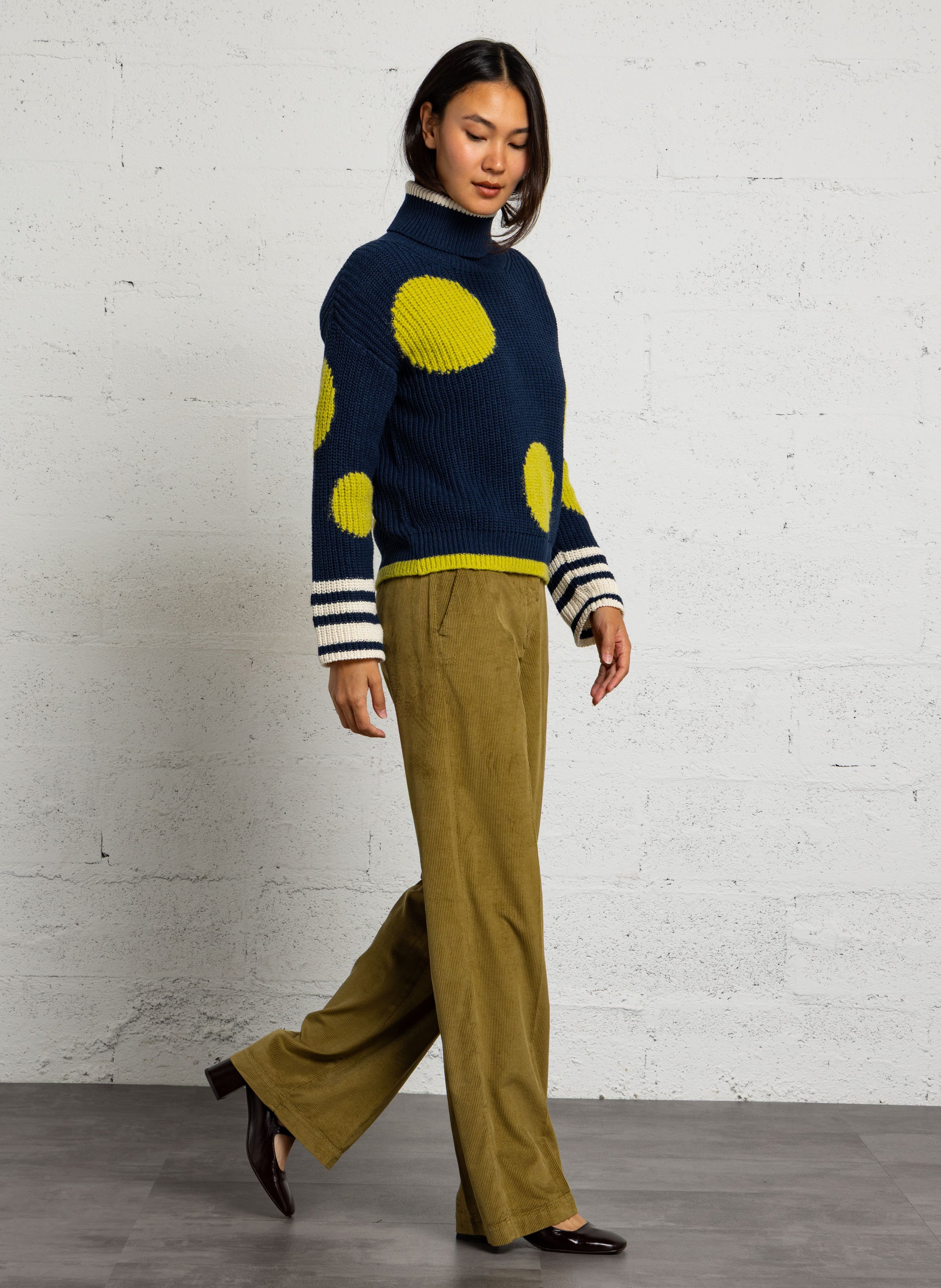 Gerader Rollkragenpullover mit Punkten. DR BLOOM Blau