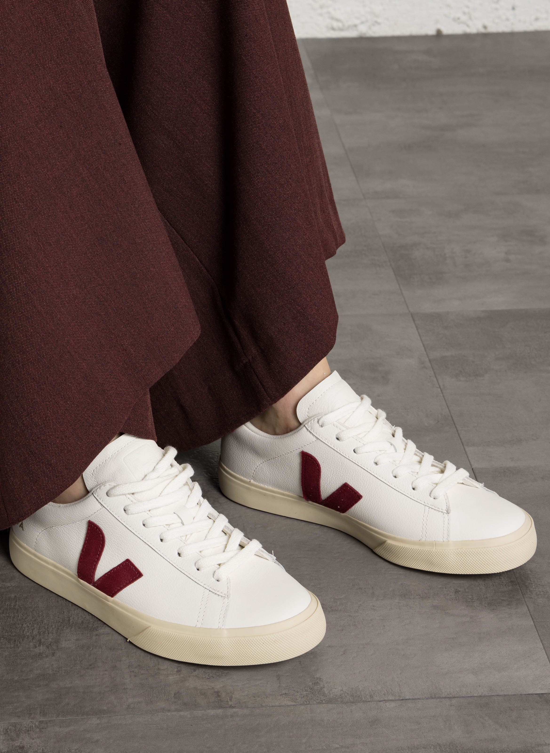 Lage sneakers met combinatie van twee materialen VEJA Rood