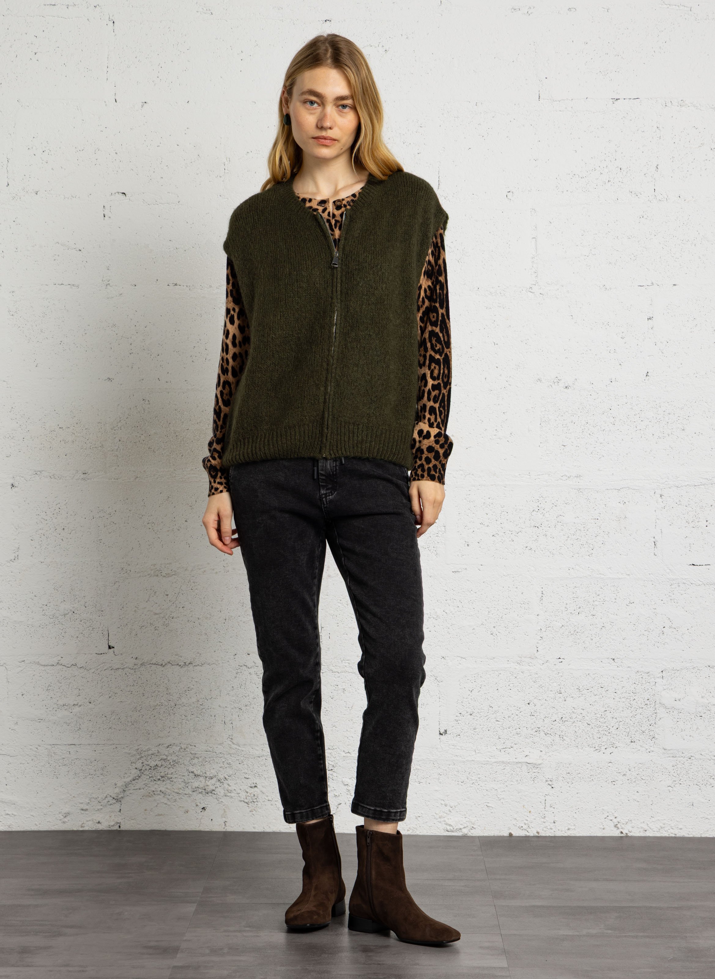 Plain zip-up sleeveless cardigan PLEASE Green