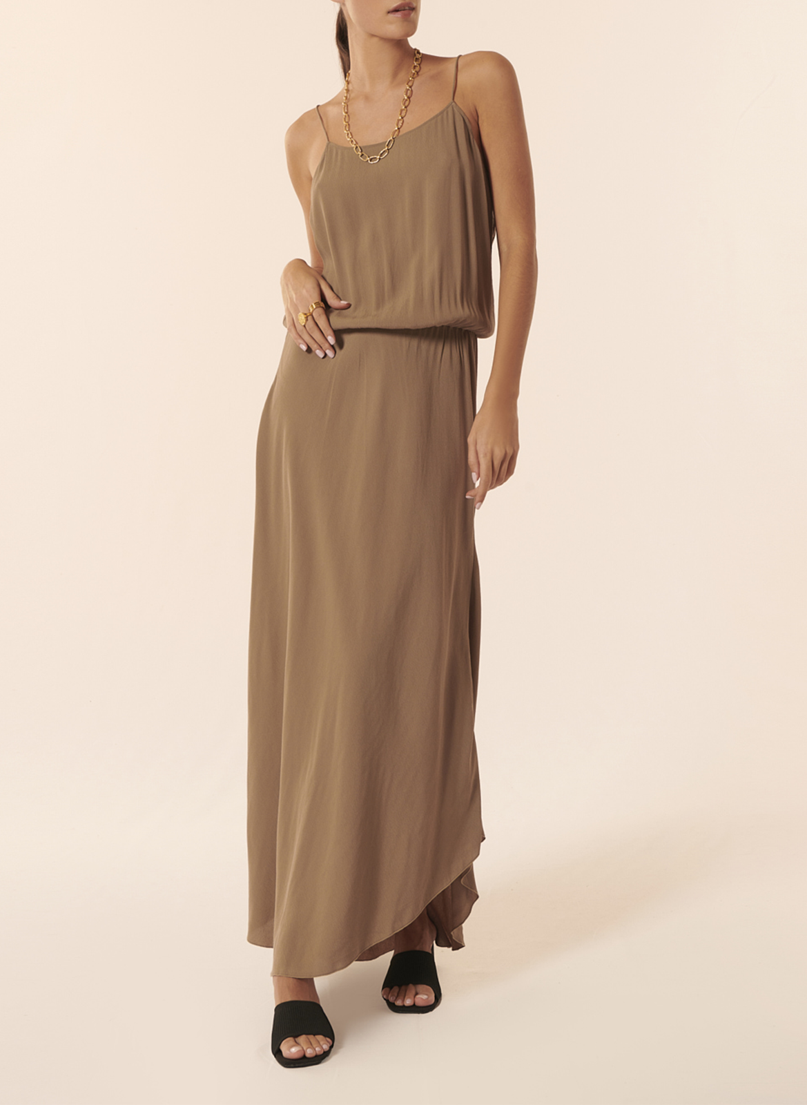 Lange, rechte jurk met ronde hals KARMA KOMA Bruin
