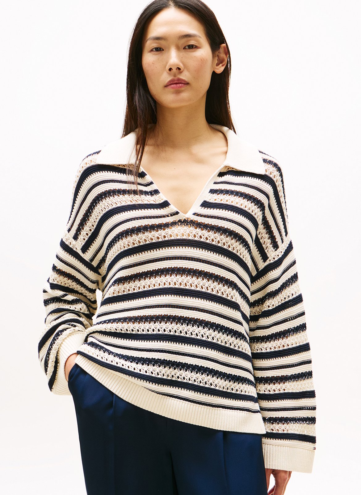 Trui met V-hals in biologisch katoenmengsel met strepen. TOMMY HILFIGER Beige