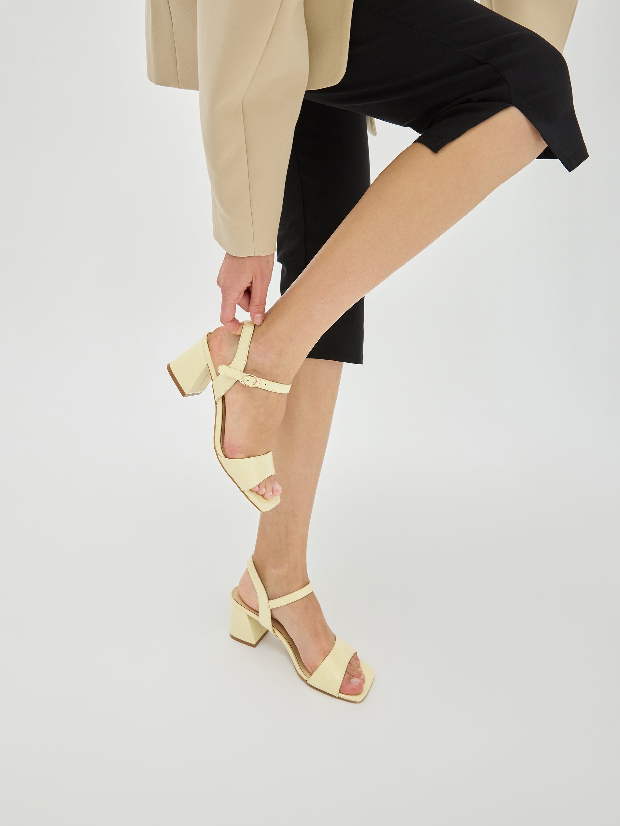Leather metallic effect sandals with heel and strap VANESSA WU Yellow