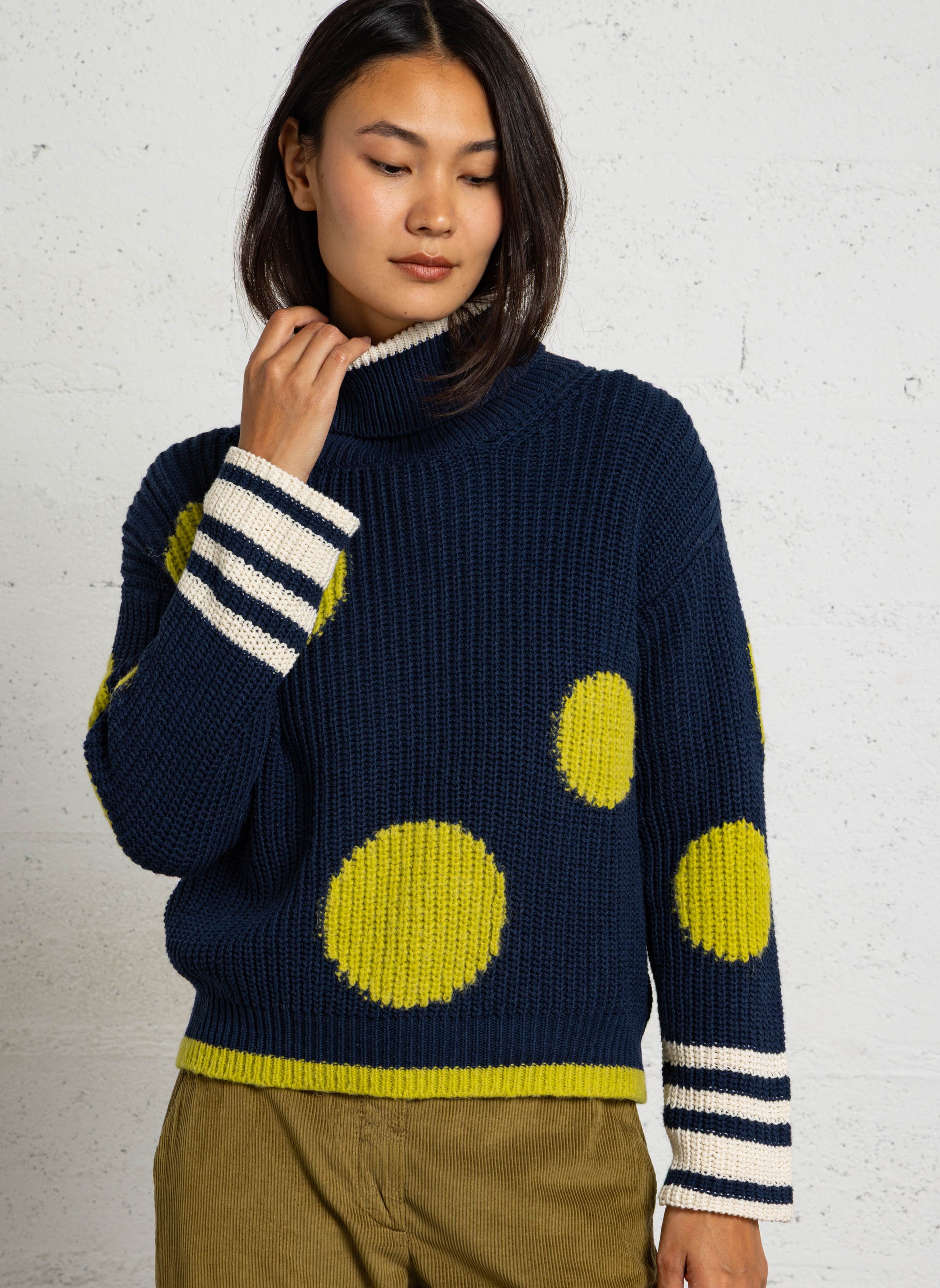 Gerader Rollkragenpullover mit Punkten. DR BLOOM