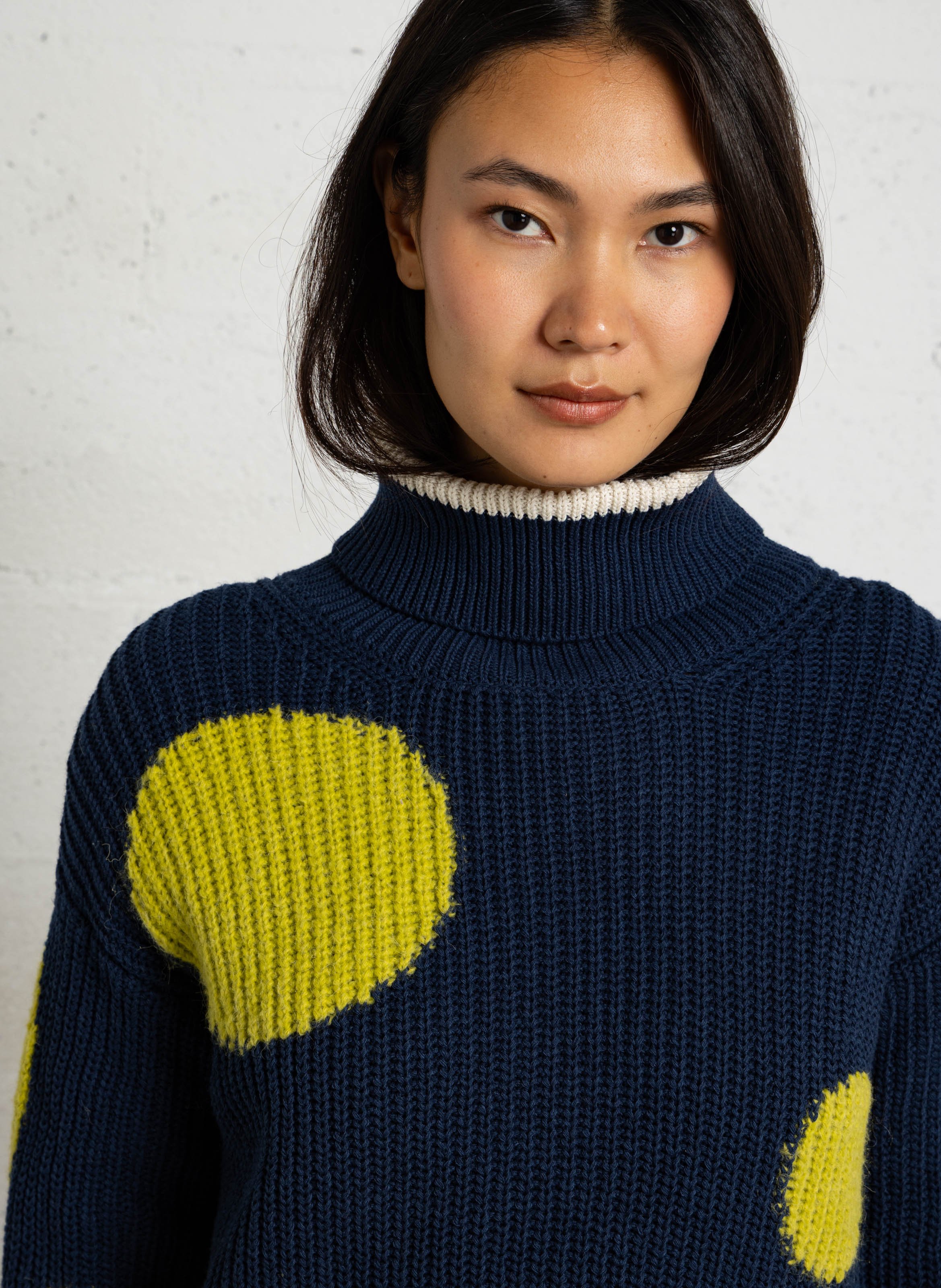 Gerader Rollkragenpullover mit Punkten. DR BLOOM Blau