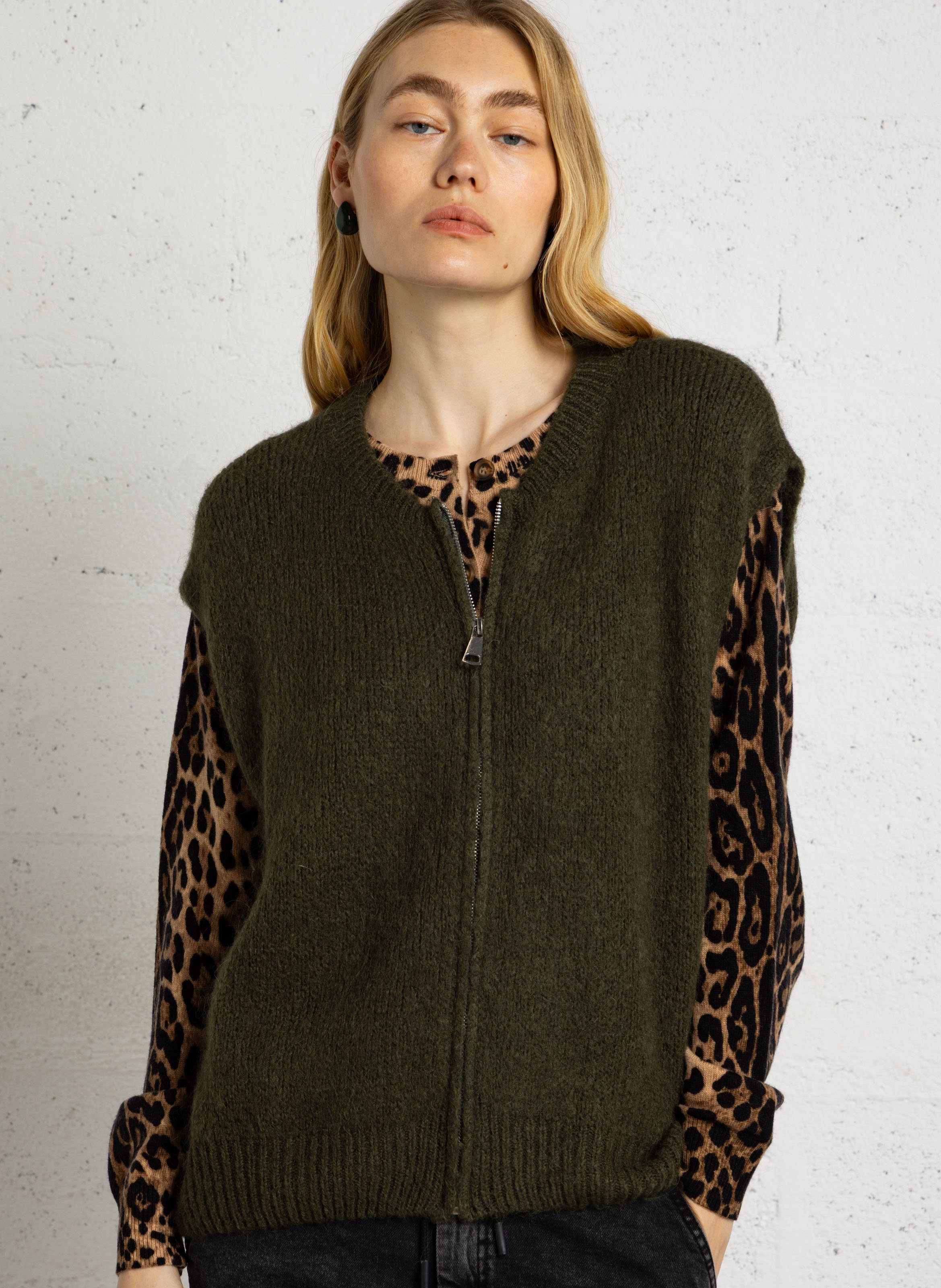 Plain zip-up sleeveless cardigan PLEASE