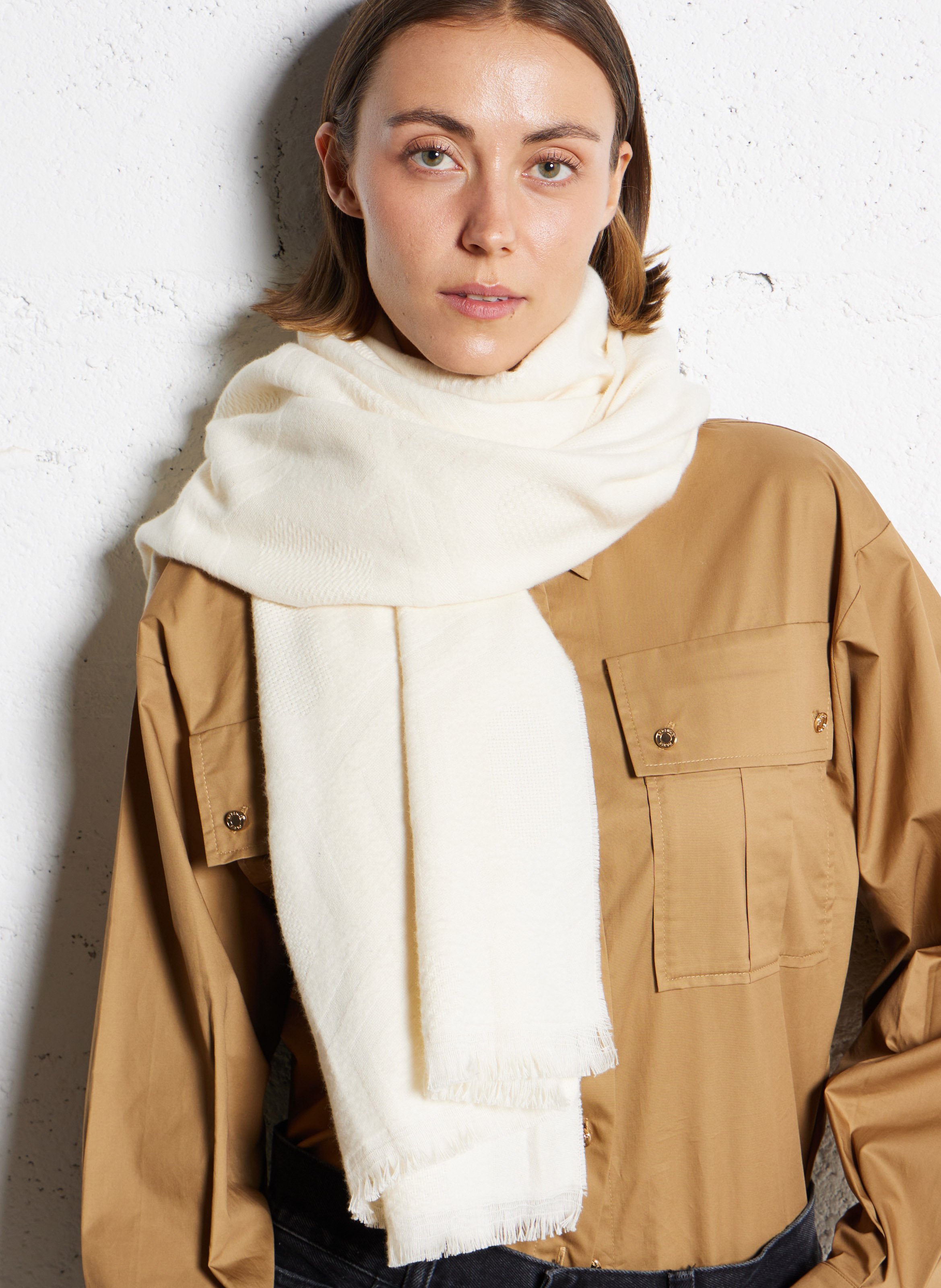 Tone-on-tone patterned solid scarf SAISON 1865 Beige