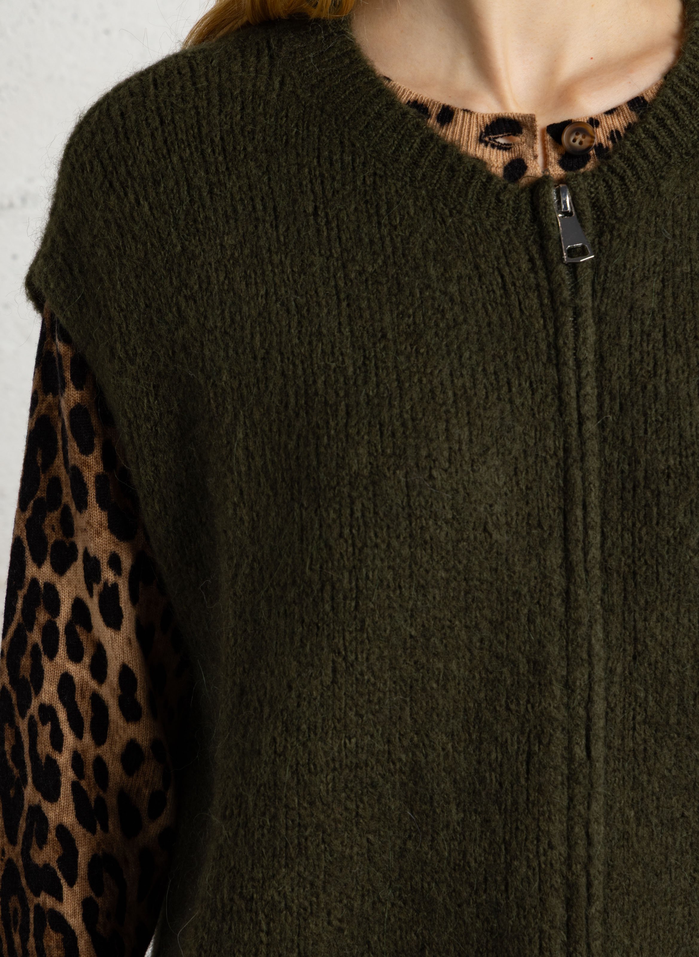 Plain zip-up sleeveless cardigan PLEASE Green