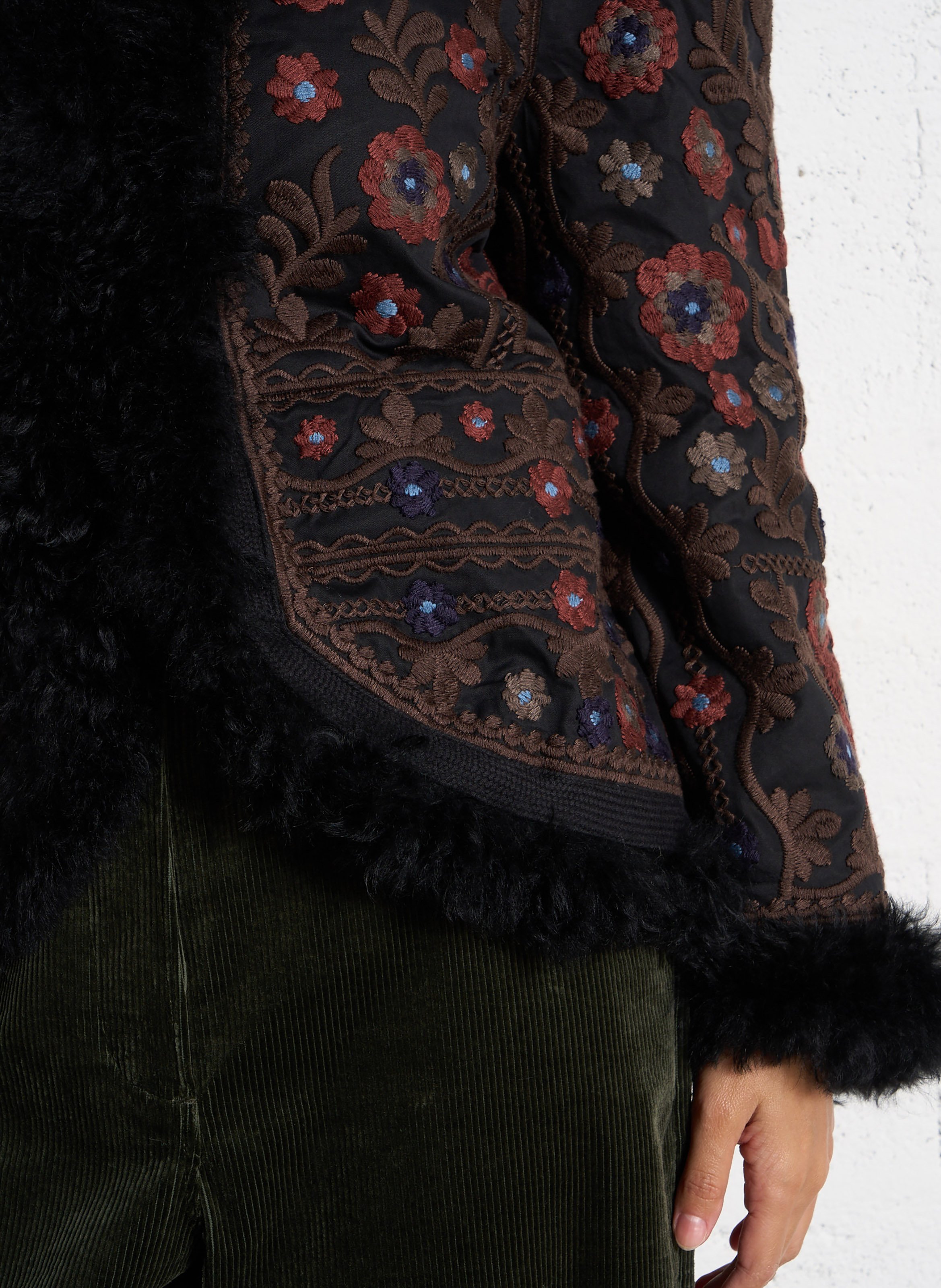 Gerade bestickte Wollmischjacke ANTIK BATIK Schwarz