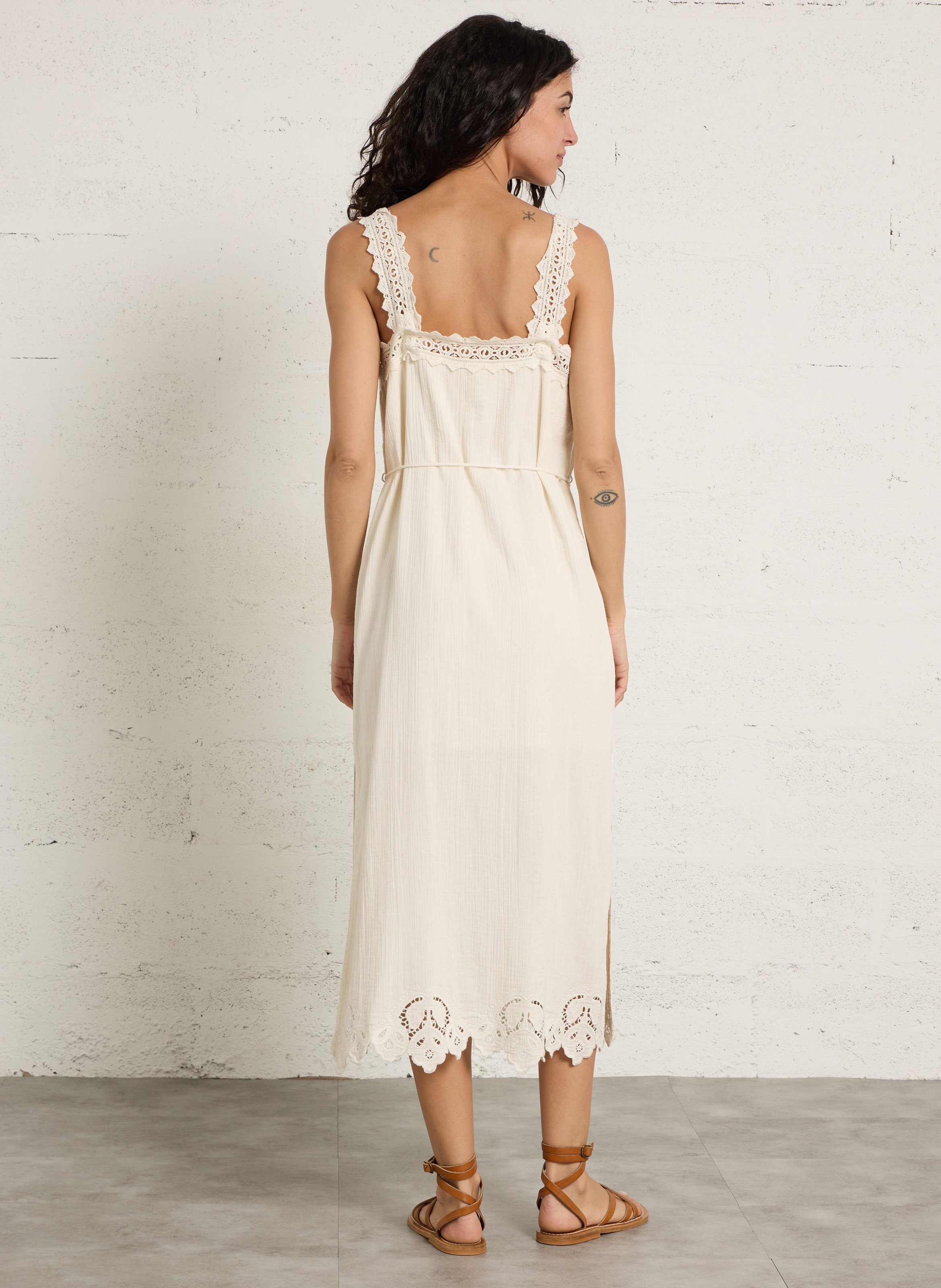 Lange jurk met vierkante halslijn van biologisch katoen LOUISE MISHA Wit