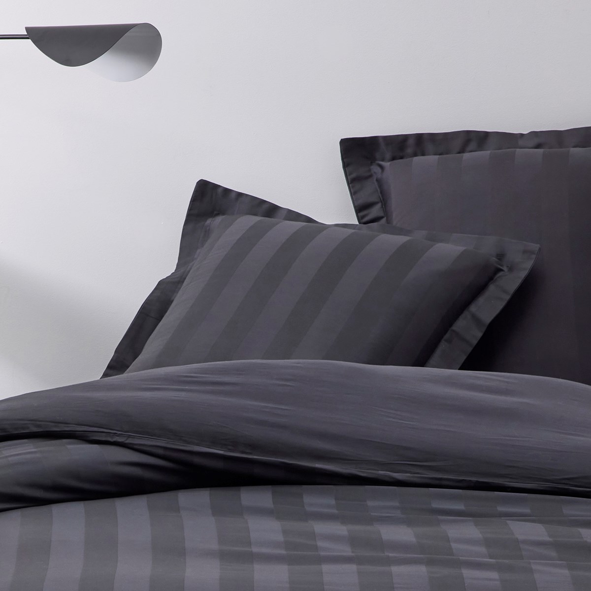 Cotton pillowcase with flounce Black