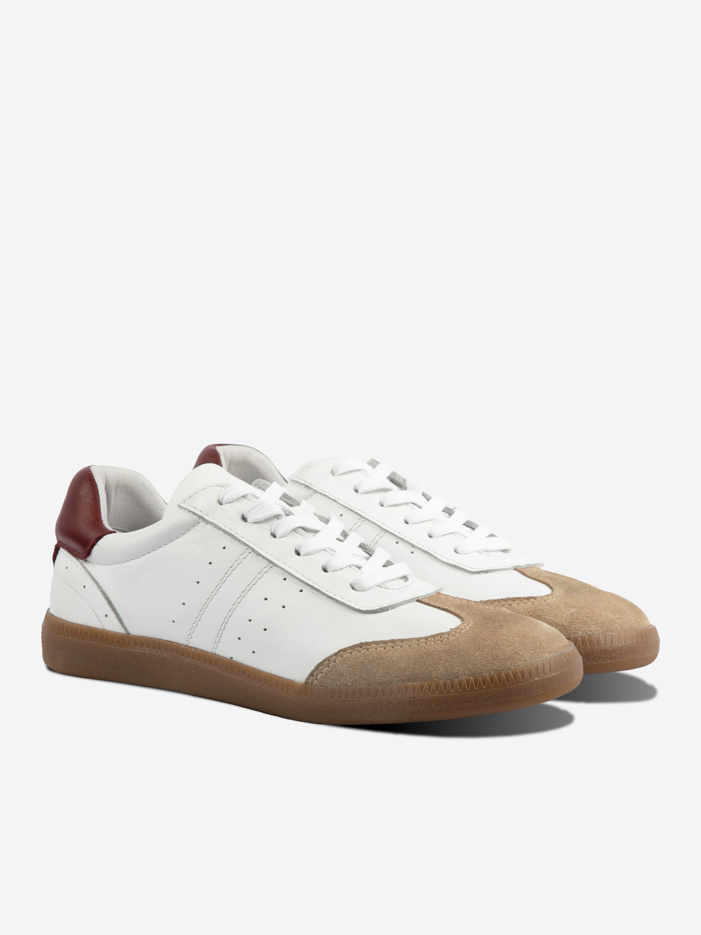 <p>Tennis lace-up Alba in smooth white camel leather</p> JULES & JENN White